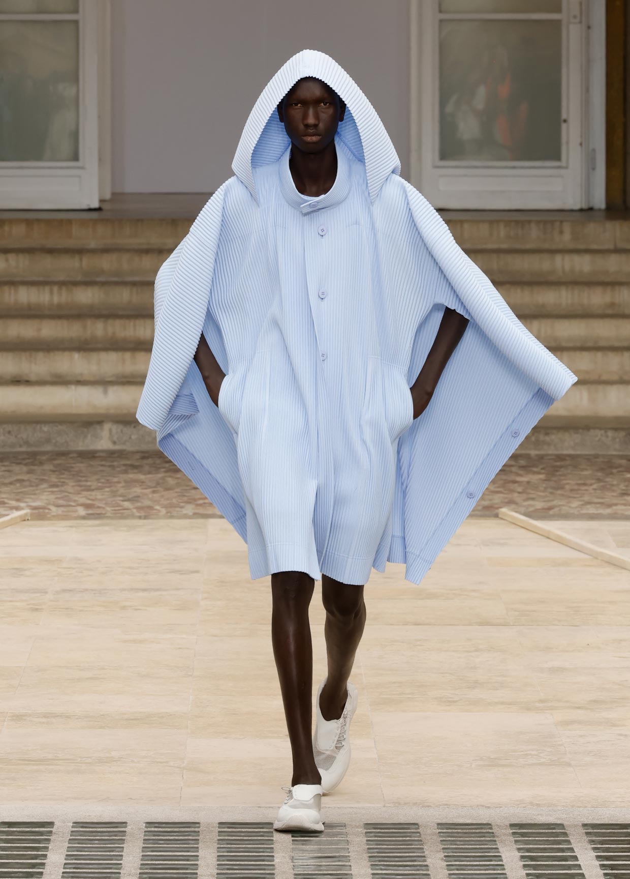 HOMME PLISSÉ ISSEY MIYAKE グレージュ　ポンチョ HOMME PLISSÉ ISSEY MIYAKE SPRING SUMMER 2025 COLLECTION 25 – ISSEY