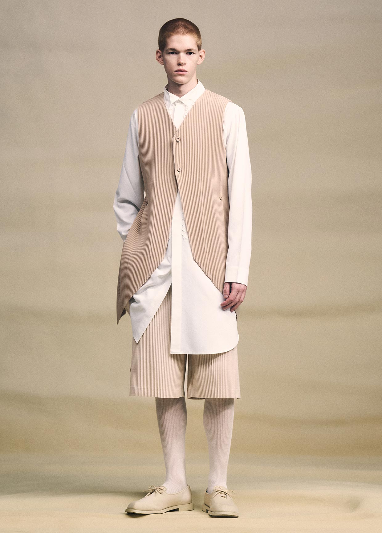 HOMME PLISSÉ ISSEY MIYAKE LOOK 16 – isseymiyake.com
