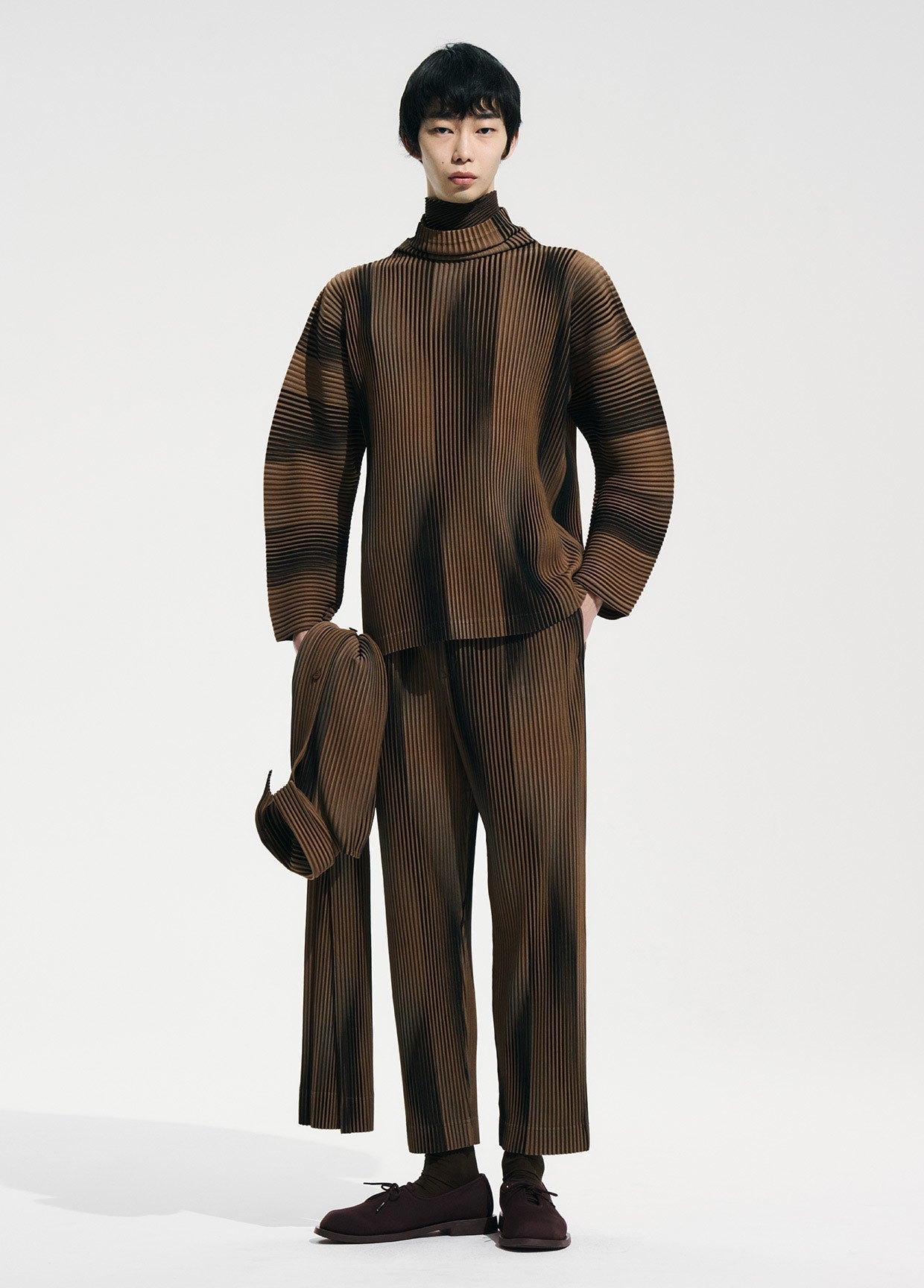 HOMME PLISSÉ ISSEY MIYAKE LOOK 05 – isseymiyake.com