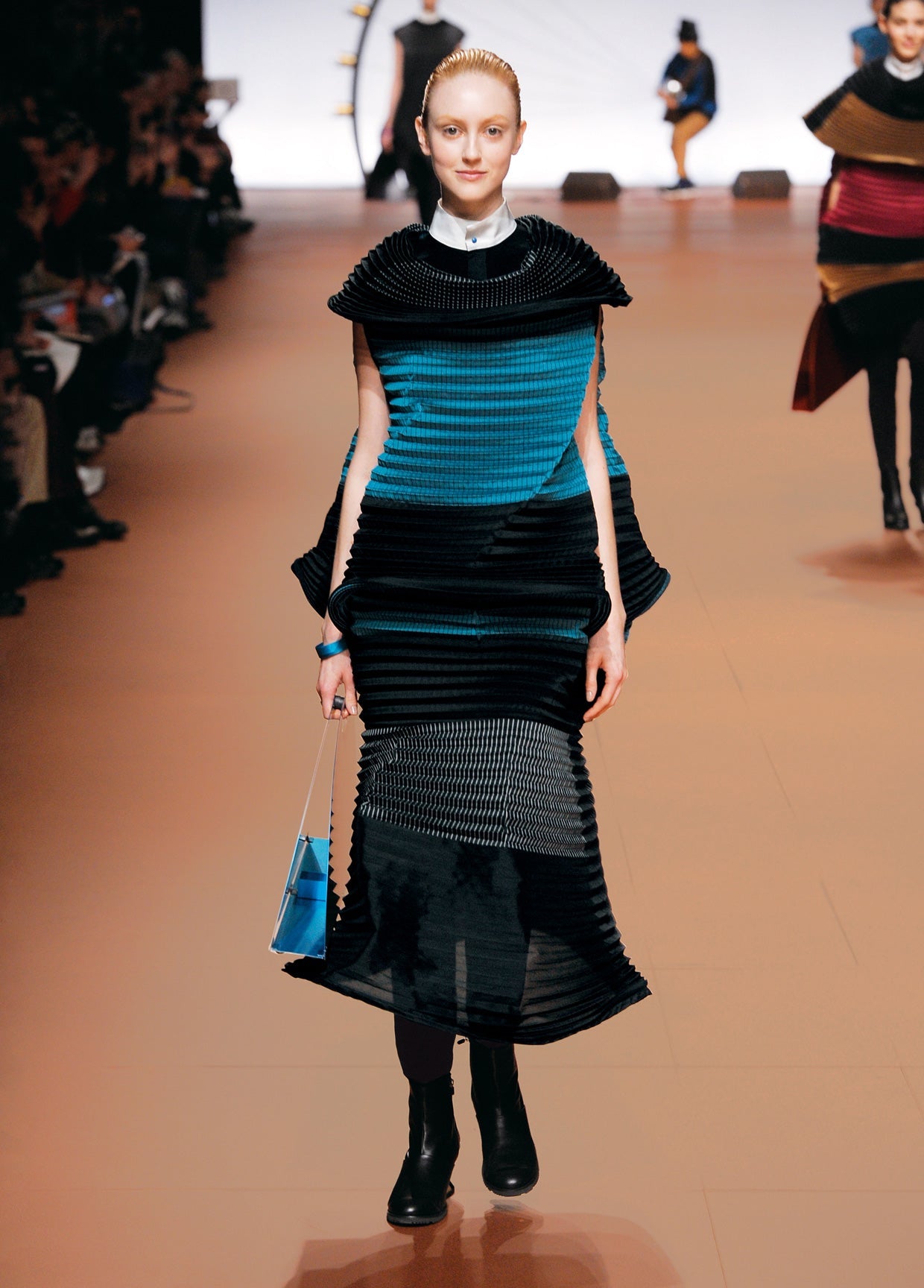 ISSEY MIYAKE AUTUMN WINTER 2014 コレクション 01 – isseymiyake.com