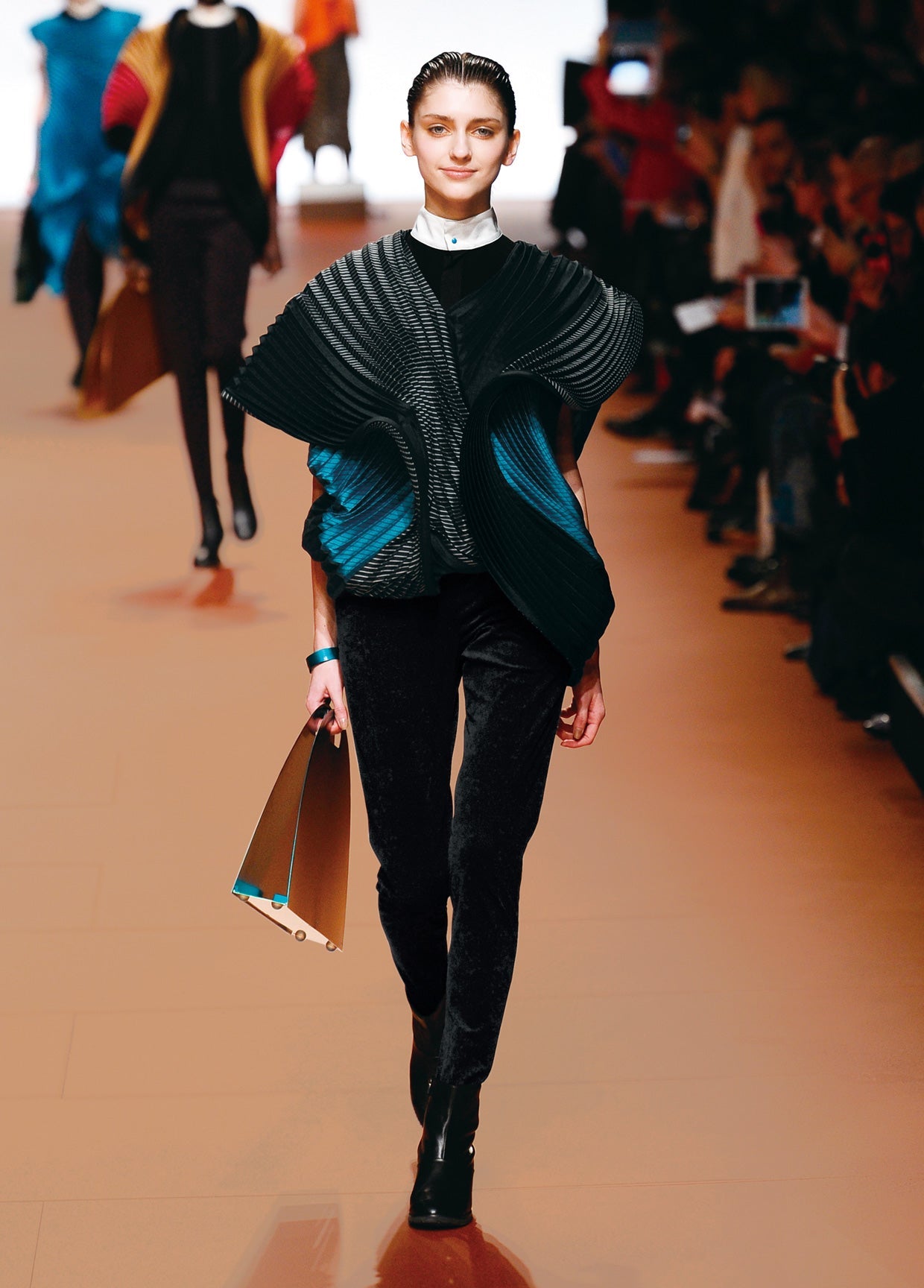 ISSEY MIYAKE AUTUMN WINTER 2014 コレクション 02 – isseymiyake.com