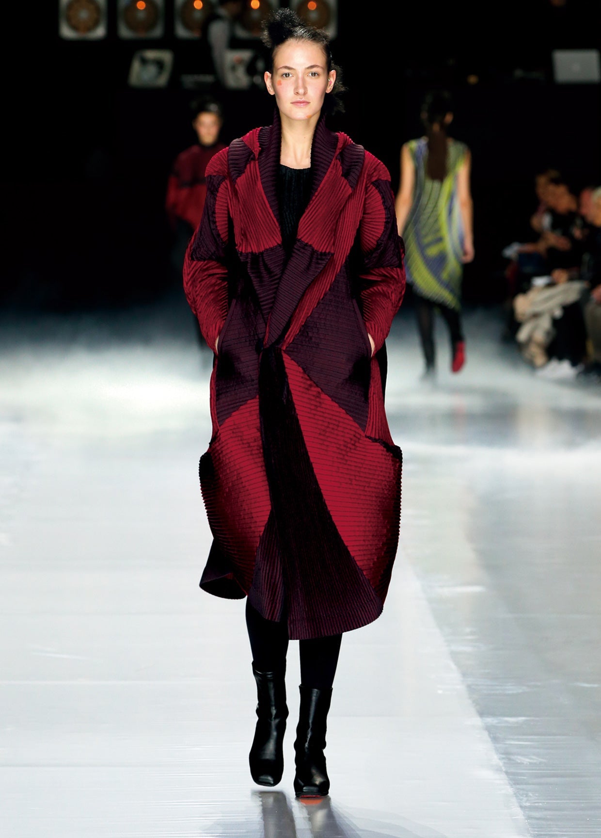 ISSEY MIYAKE AUTUMN WINTER 2016 コレクション15 – isseymiyake.com
