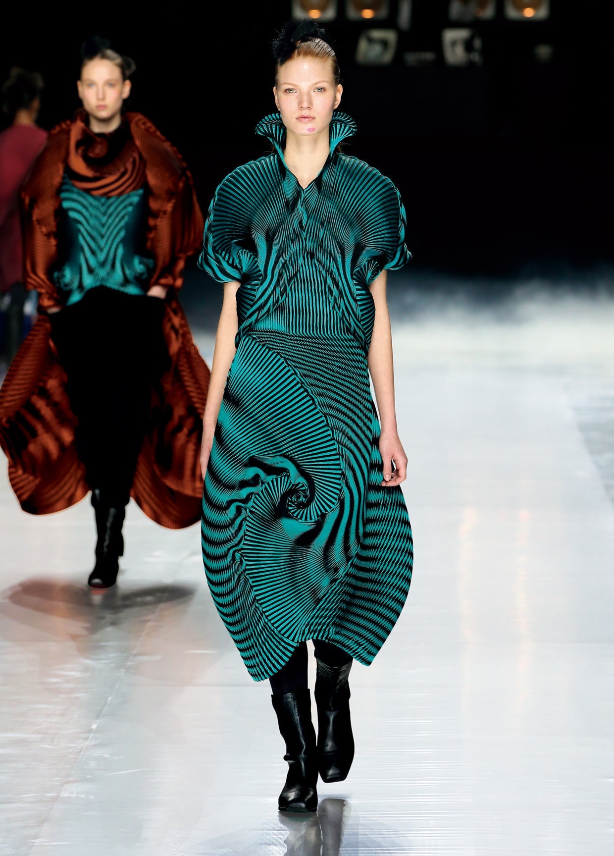 ISSEY MIYAKE AUTUMN WINTER 2016 コレクション32 – isseymiyake.com