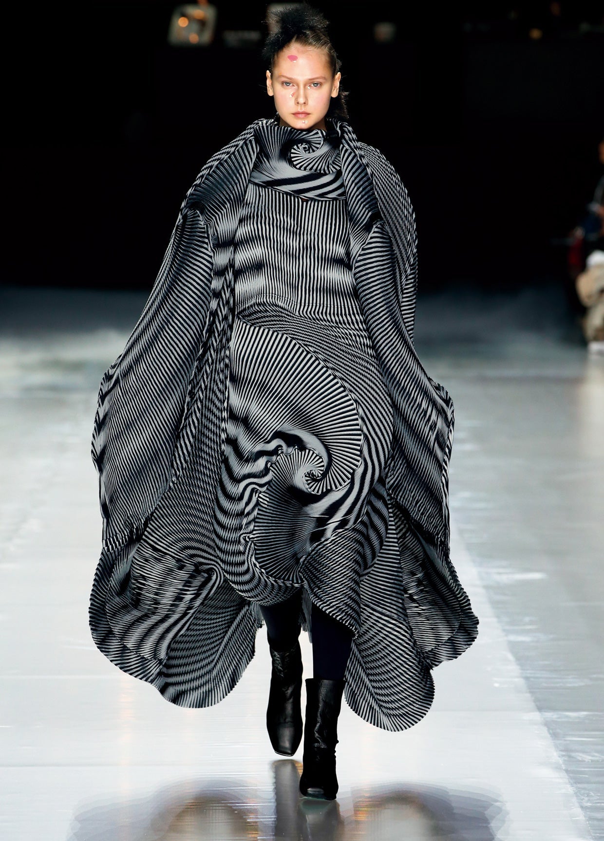 ISSEY MIYAKE AUTUMN WINTER 2016 コレクション38 – isseymiyake.com
