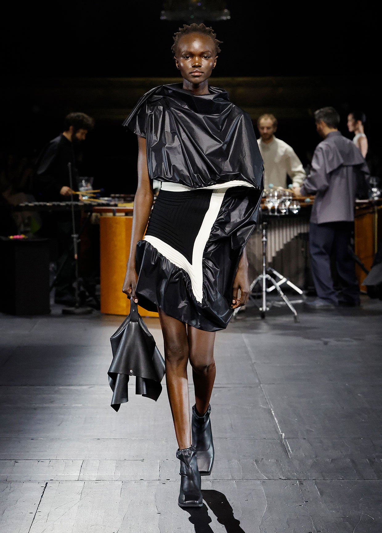 イッセイミヤケレース装飾 黒 キャミソール九萬 ISSEY MIYAKE AUTUMN WINTER 2023/24 コレクション 09 – isseymiyake.com