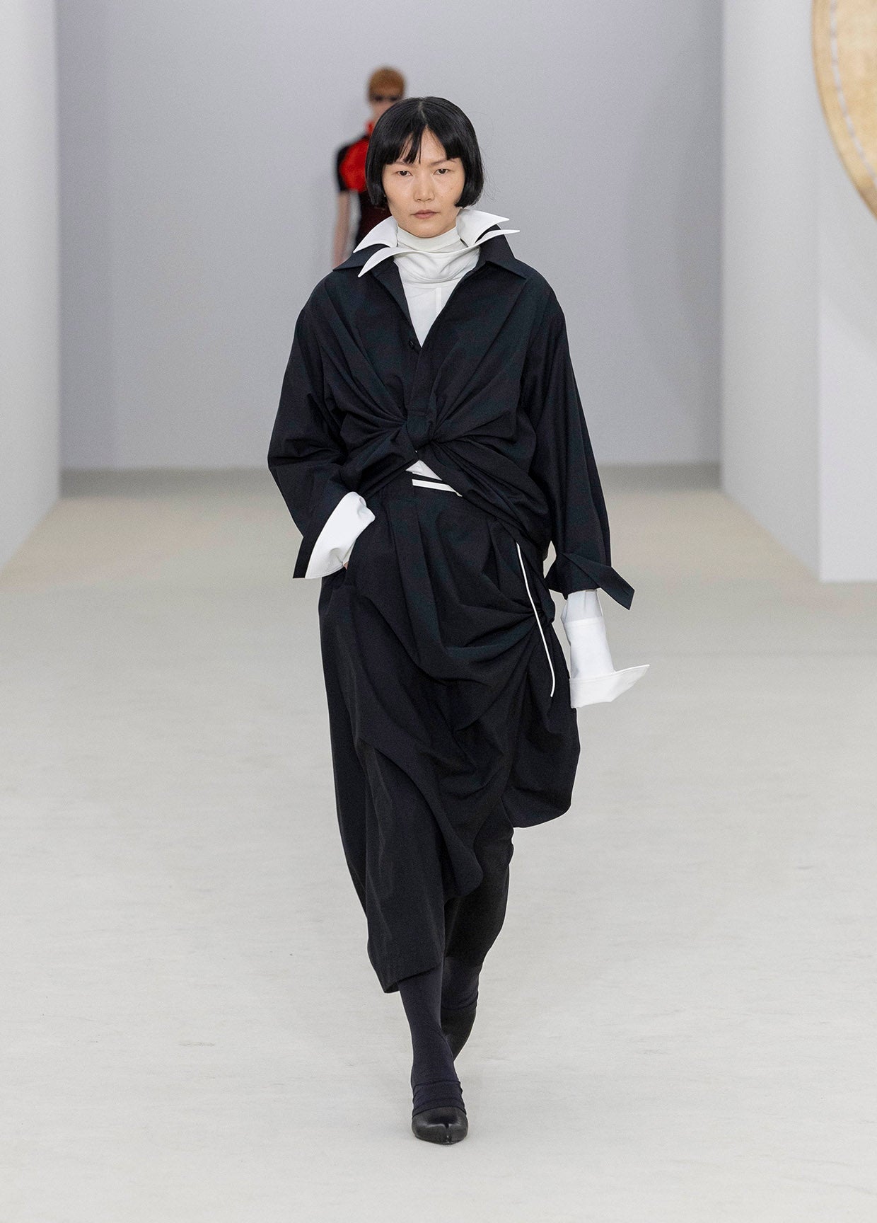 ISSEY MIYAKE 変形カットソー黒 ドレープ シアー 羽織り ISSEY MIYAKE SPRING SUMMER 2026 コレクション 33 – isseymiyake.com