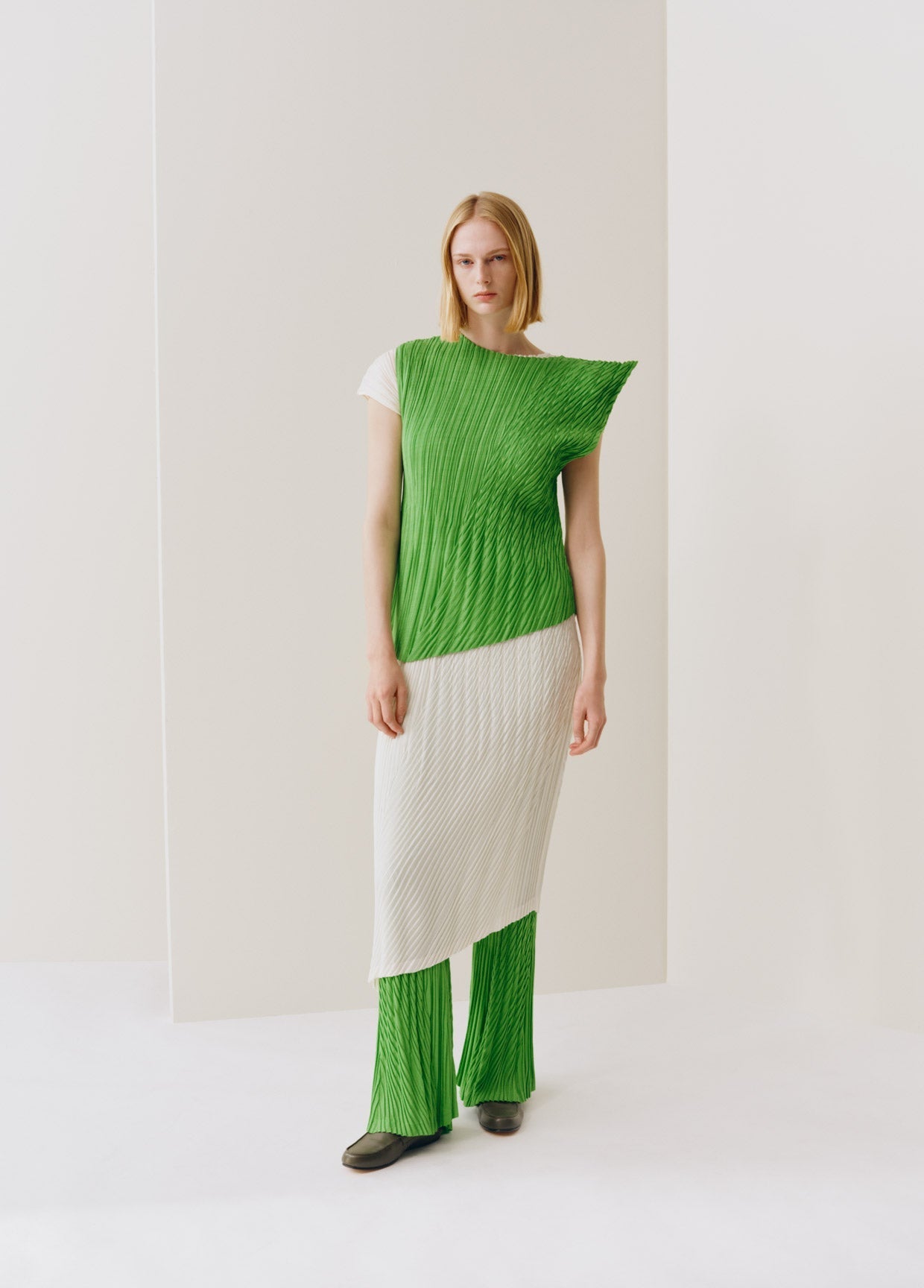ISSEY MIYAKE LOOK 02 – isseymiyake.com