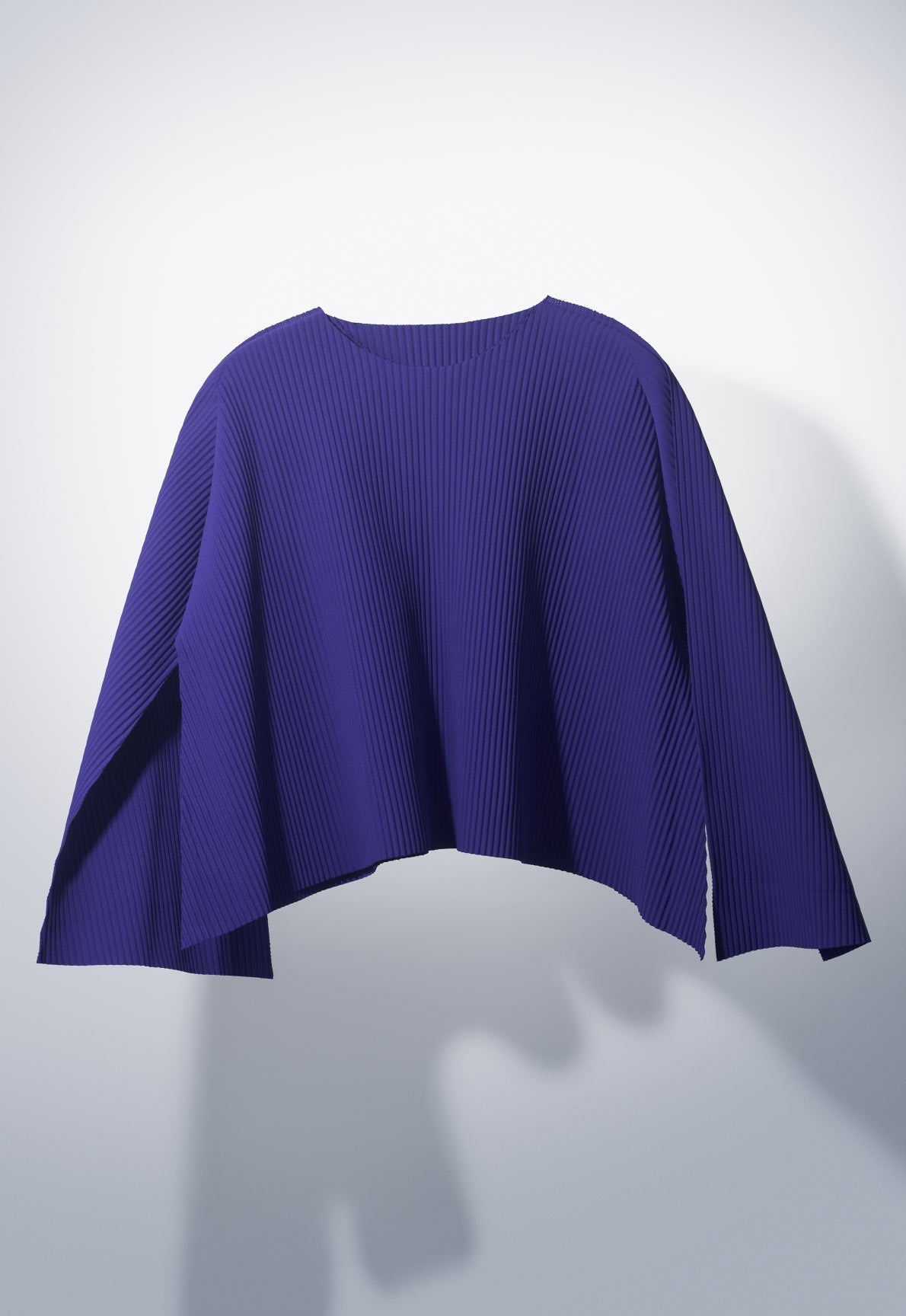 ISSEY MIYAKE me 青・赤・紫ストライプ　カットソー me ISSEY MIYAKE カタログ SS26 02 – isseymiyake.com