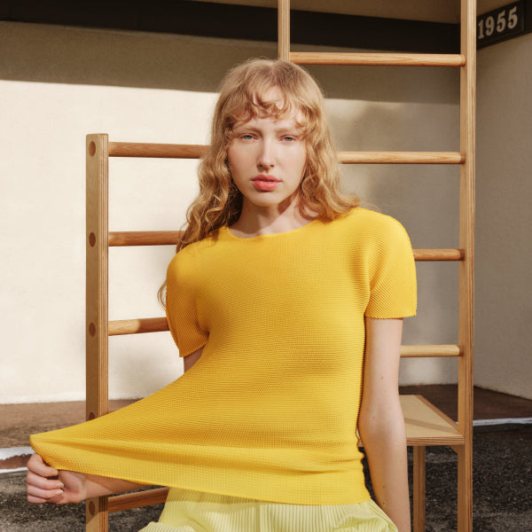 新ビジュアル公開「STRETCH PLEATS」 – isseymiyake.com