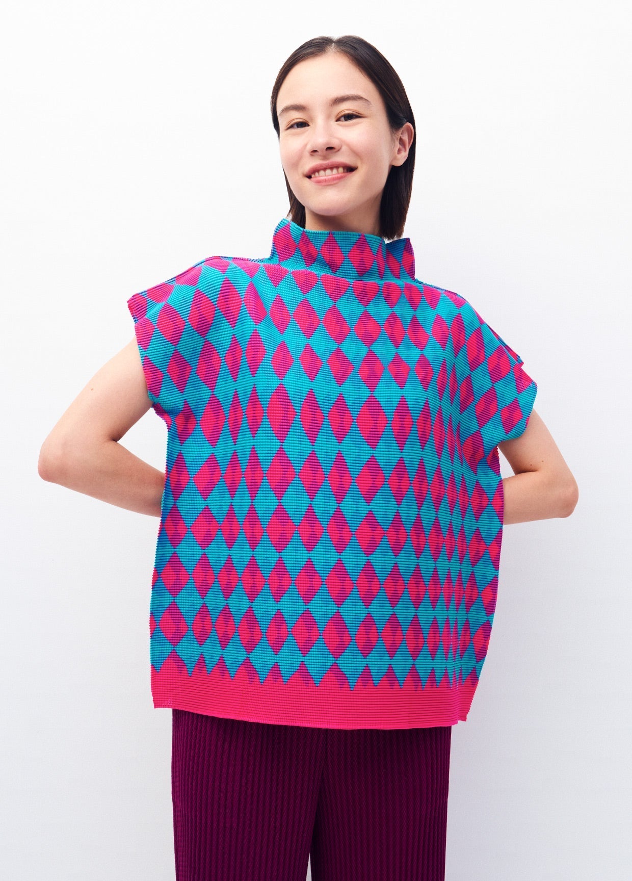 me ISSEY MIYAKE 総柄 プリーツ半袖カットソー ピンク×ネイビー me ISSEY MIYAKE 総柄 プリーツ半袖カットソー ピンク×ネイビー 楽天