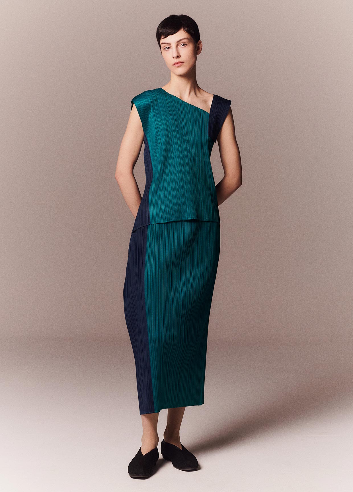 PLEATS PLEASE ISSEY MIYAKE LOOK 05 – isseymiyake.com