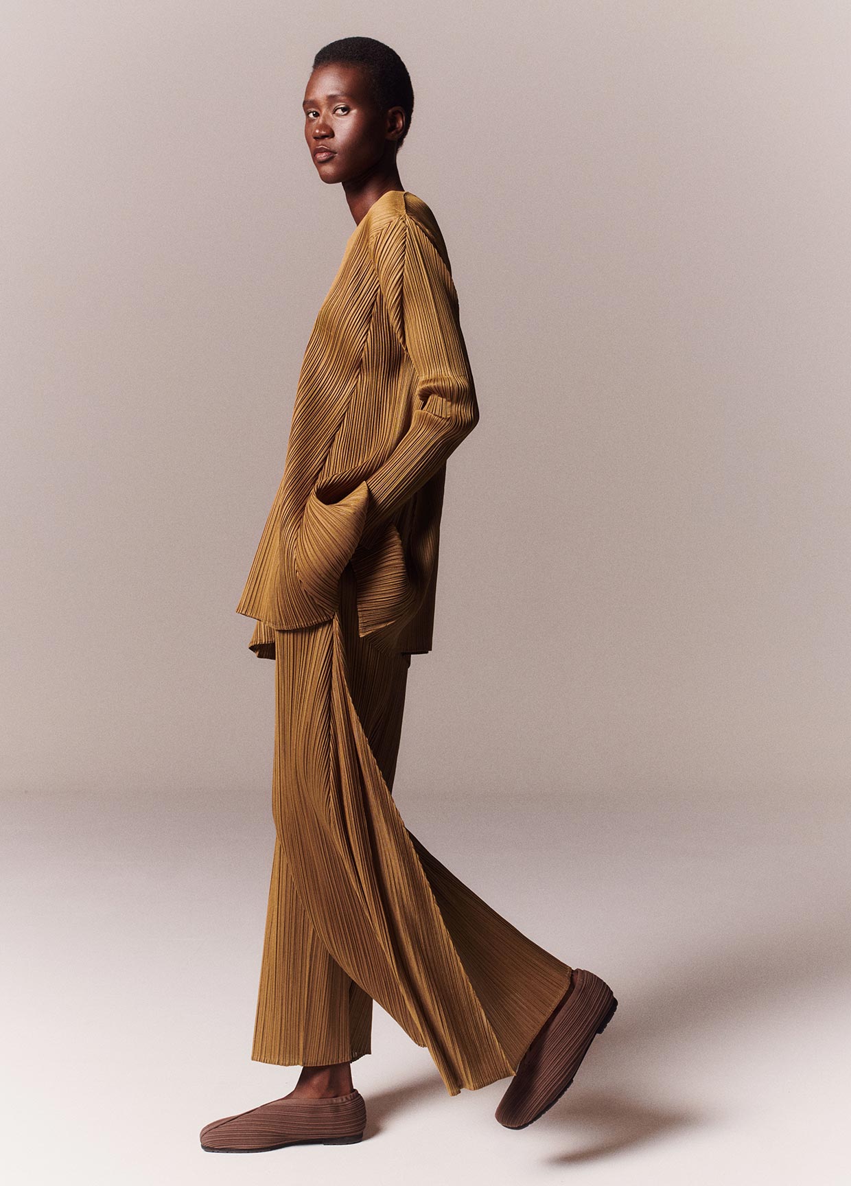 PLEATS PLEASE ISSEY MIYAKE LOOK 52 – isseymiyake.com