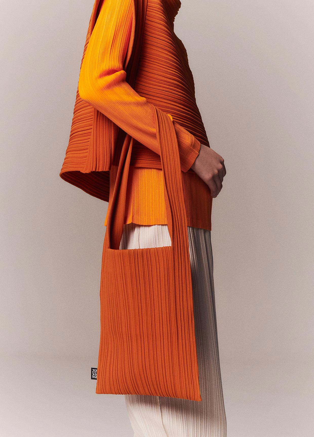 PLEATS PLEASE ISSEY MIYAKE LOOK 54 – isseymiyake.com
