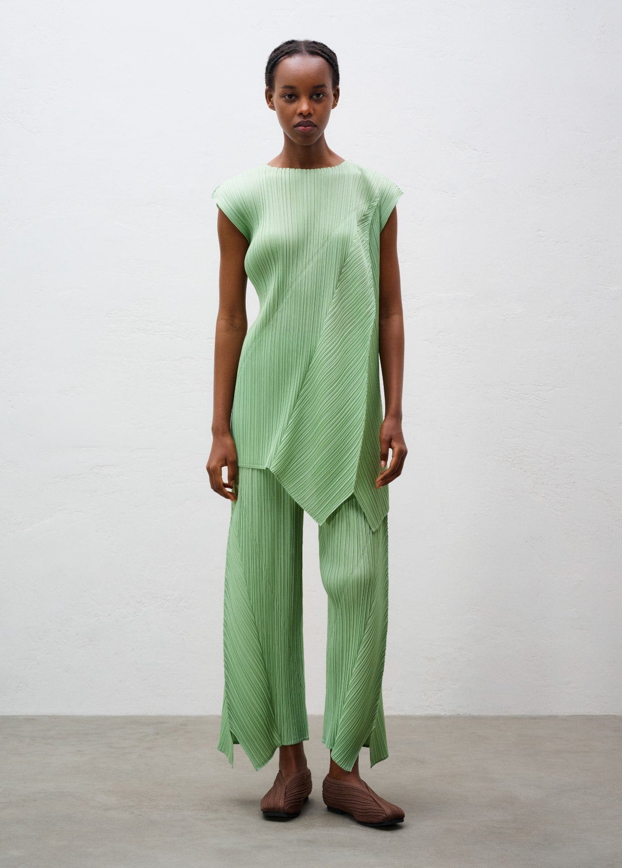 PLEATS PLEASE ISSEY MIYAKE LOOK 16 – isseymiyake.com