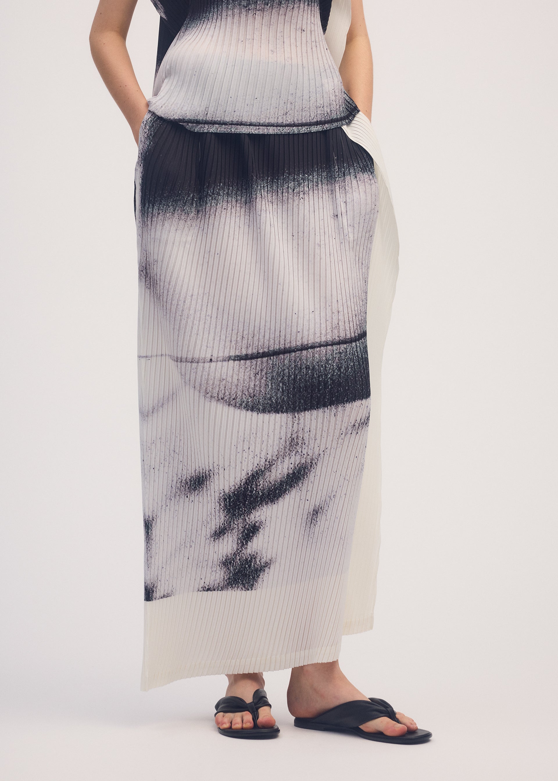 SHADOW STUDY PLEATS、ウィメンズ_スカート、着用画像2