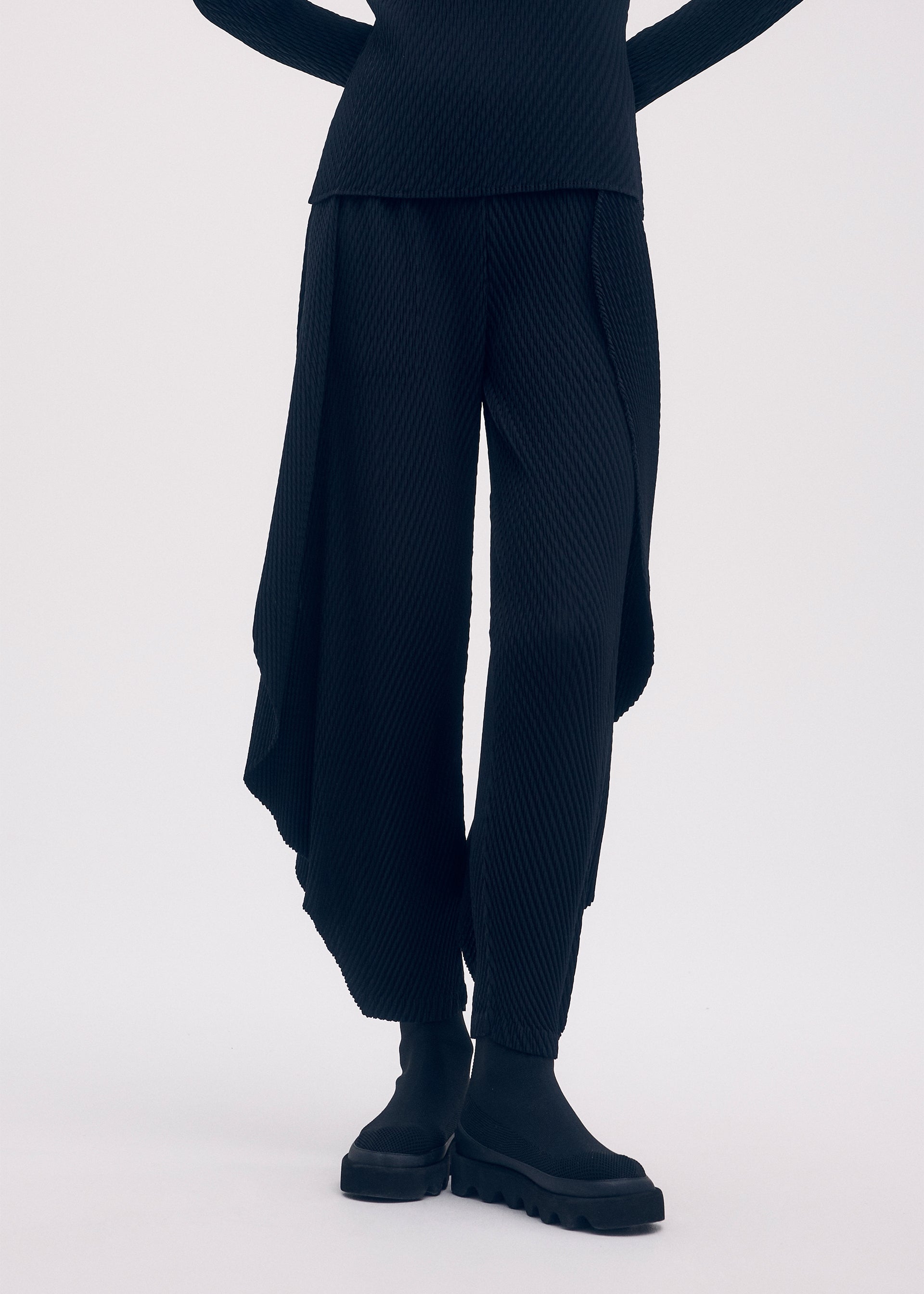 ORBICULAR PLEATS、ウィメンズ_パンツ、着用画像3