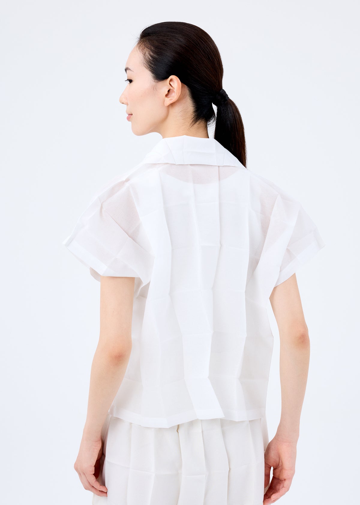 DICE PLEATS SHIRT、ウィメンズ_トップス_トップ、着用画像2