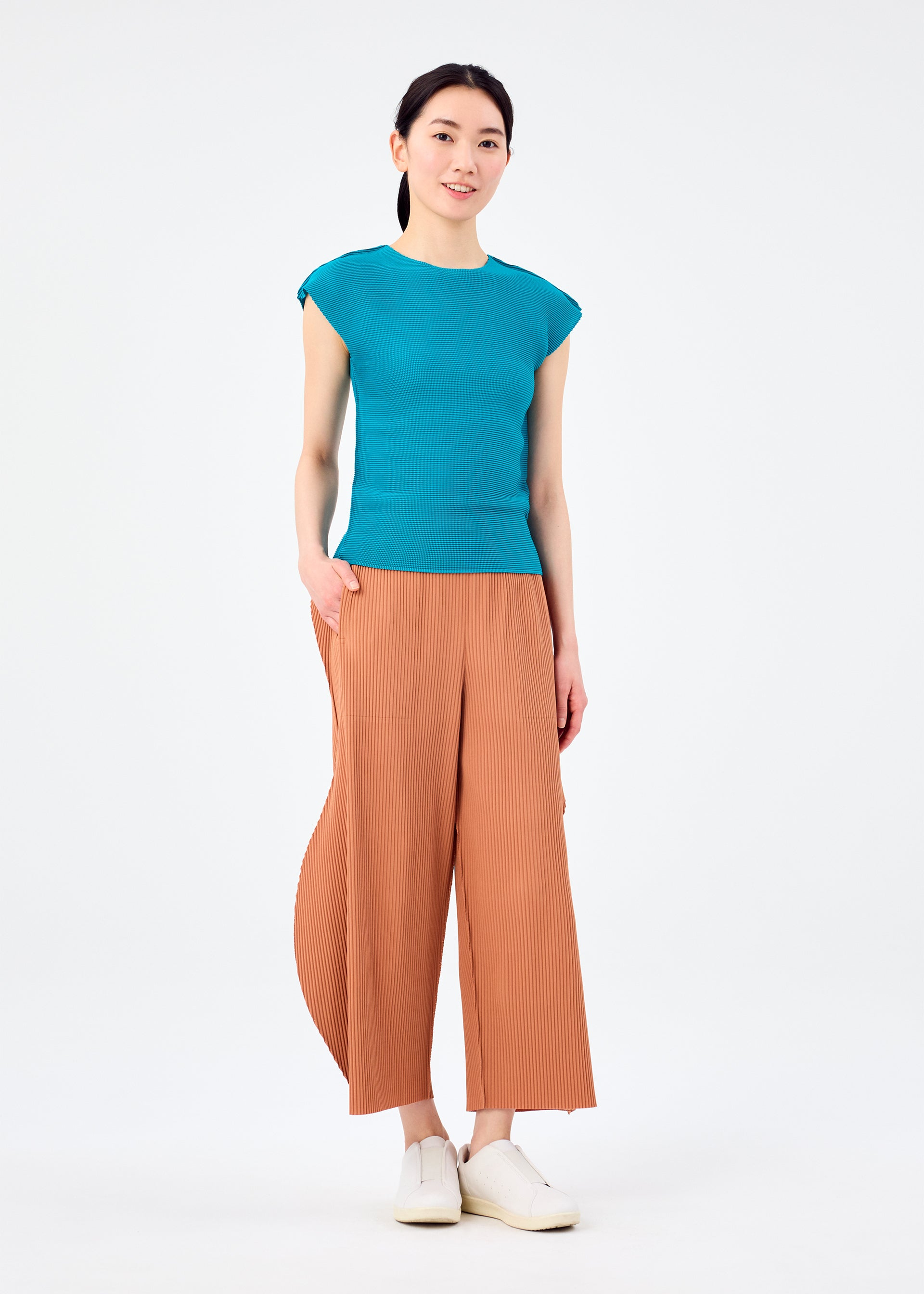 STRETCH PLEATS 3、ウィメンズ_トップス_トップ、着用画像3