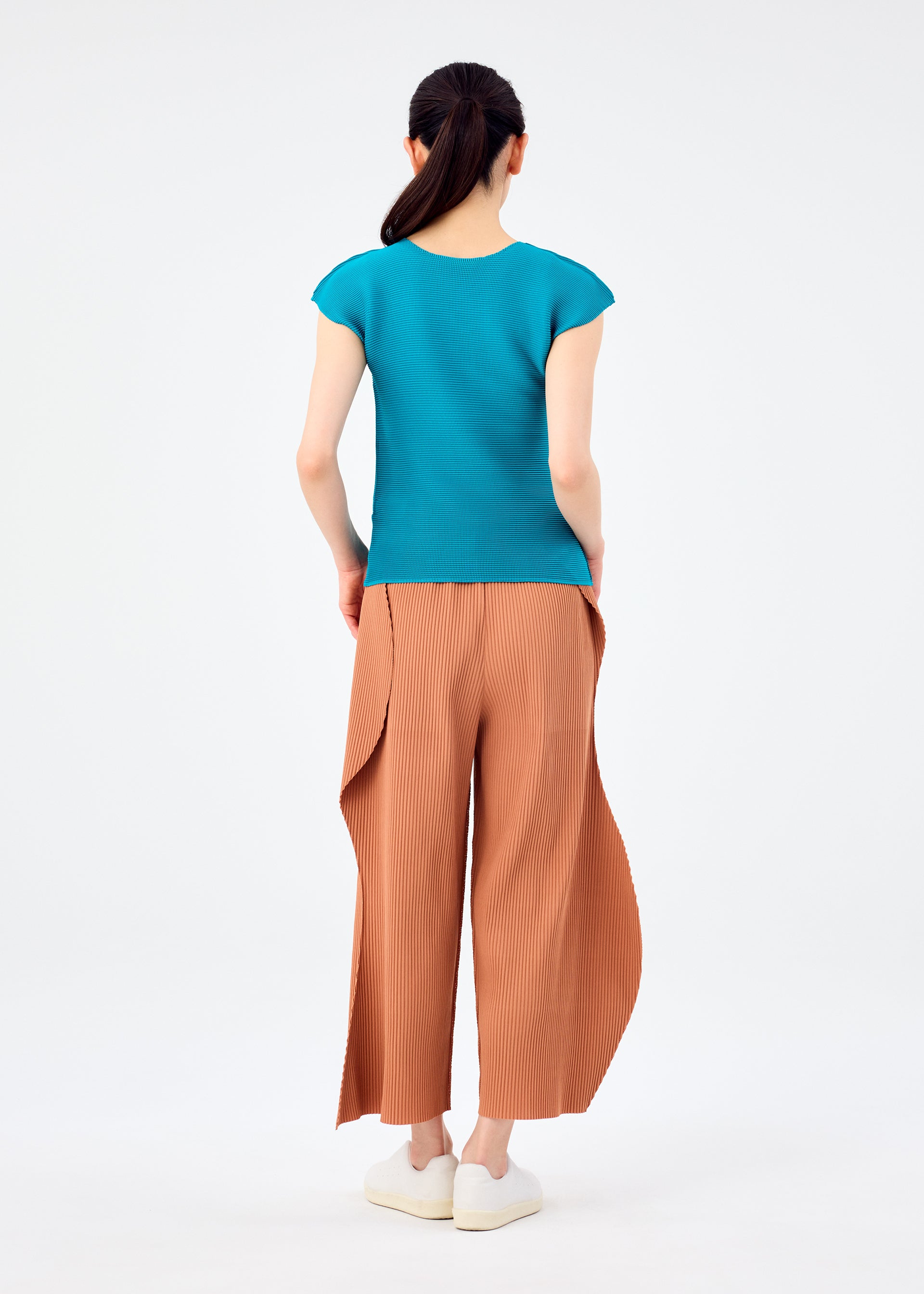 FINE KNIT PLEATS BOTTOM 1、ウィメンズ_パンツ、着用画像2