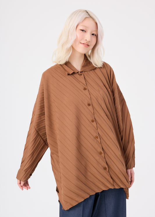 ANGLE PLEATS SHIRT、ウィメンズ_トップス_トップ、着用画像1