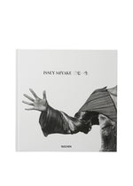 『ISSEY MIYAKE 三宅一生』(TASCHEN)