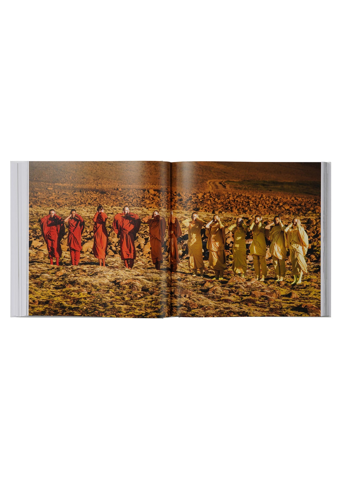 『ISSEY MIYAKE 三宅一生』増補改訂版(TASCHEN)、書籍ディテール画像4