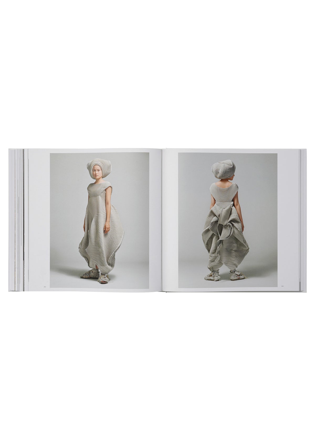 『ISSEY MIYAKE 三宅一生』増補改訂版(TASCHEN)、書籍ディテール画像8