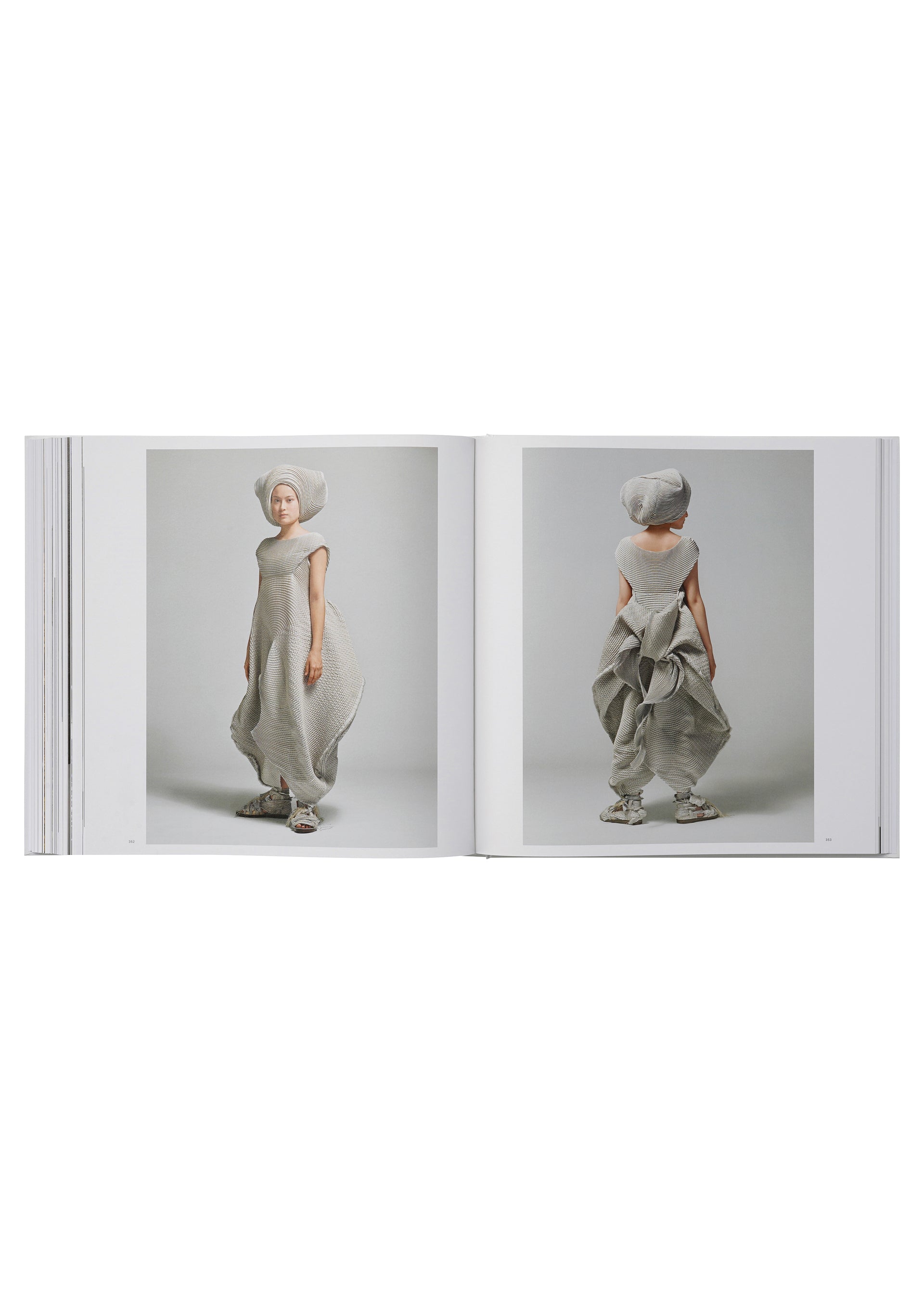『ISSEY MIYAKE 三宅一生』増補改訂版(TASCHEN)、書籍ディテール画像8