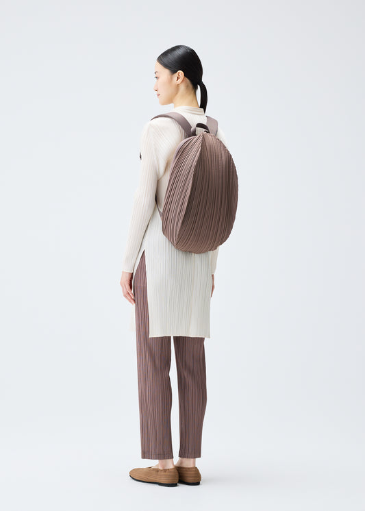 OVAL PLEATS BACKPACK、バッグ&財布_バックパック、着用画像1