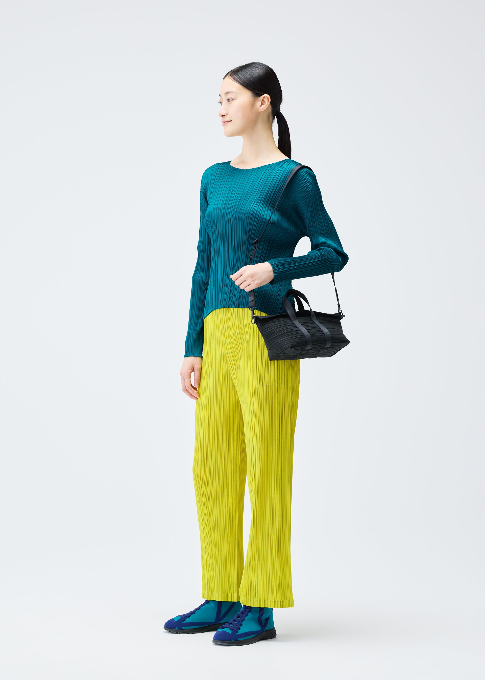 PLEATS BOSTON BAG、バッグ&財布_ハンドバッグ、着用画像2
