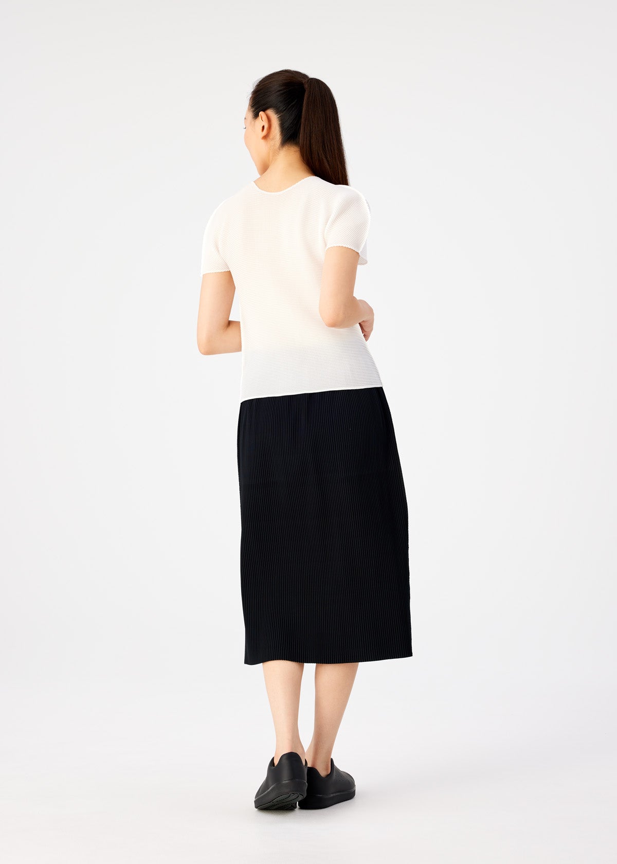 FINE KNIT PLEATS BLACK、ウィメンズ_スカート、着用画像2