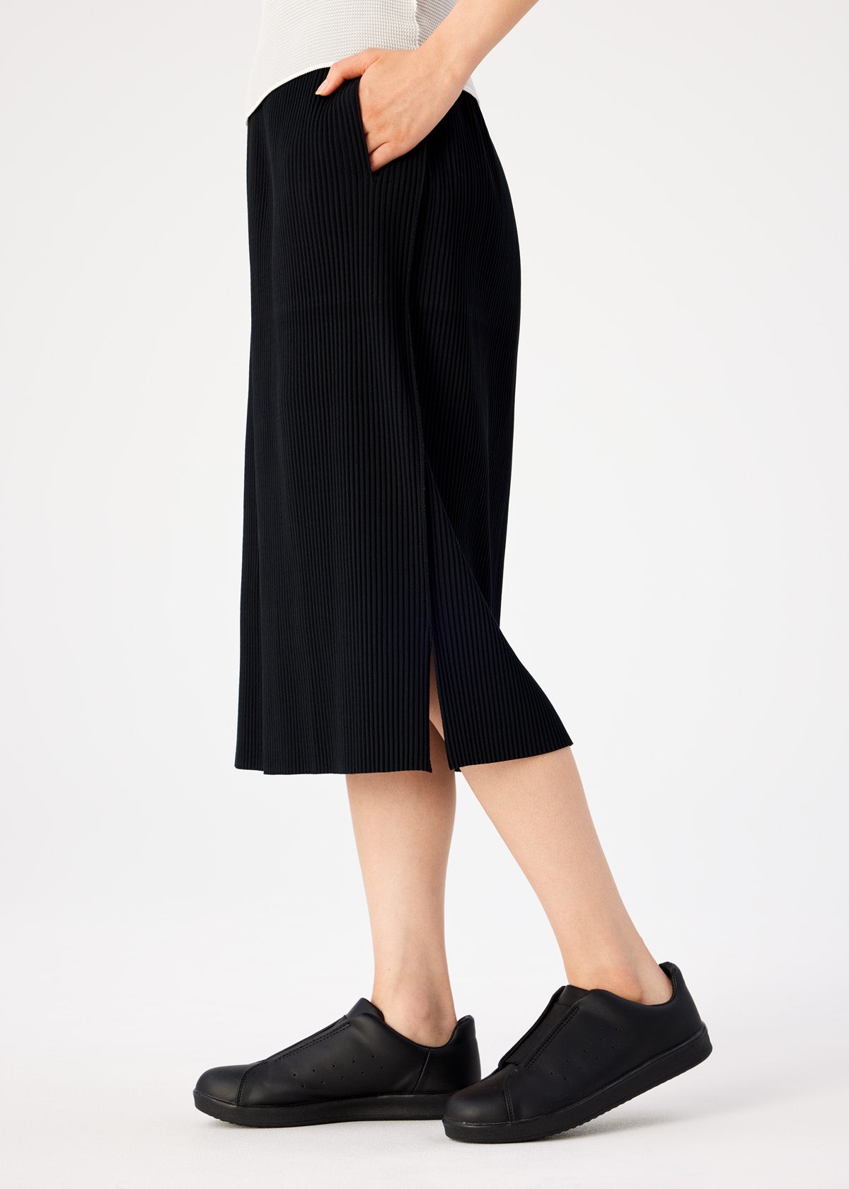 FINE KNIT PLEATS BLACK、ウィメンズ_スカート、着用画像3