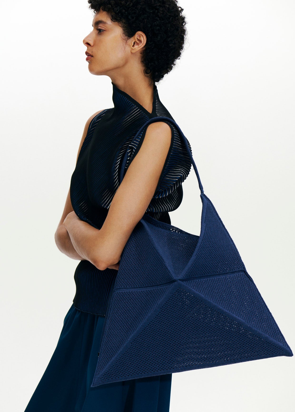 132 5. ISSEY MIYAKE LOOK 18 – isseymiyake.com