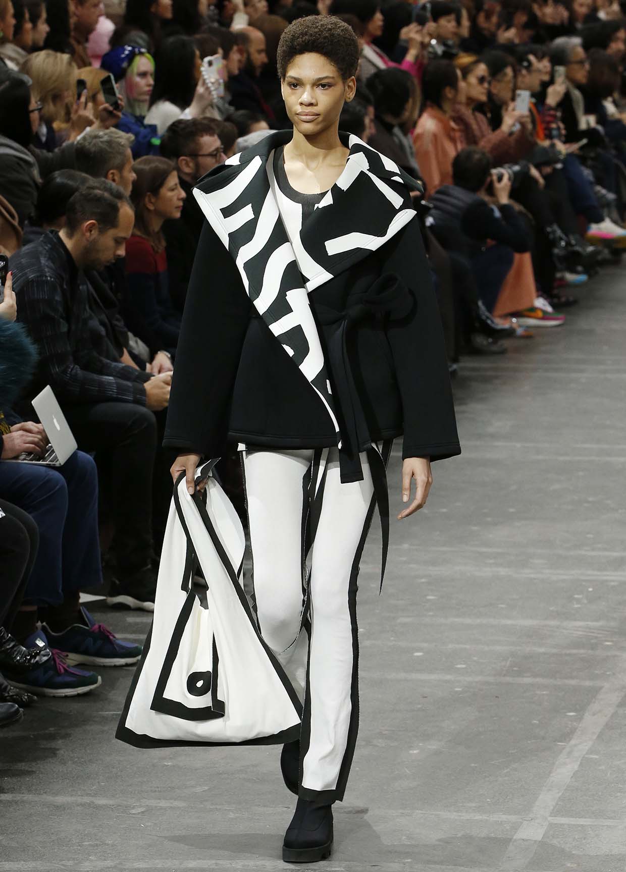 ISSEY MIYAKE AUTUMN WINTER 2020/21 コレクション 06