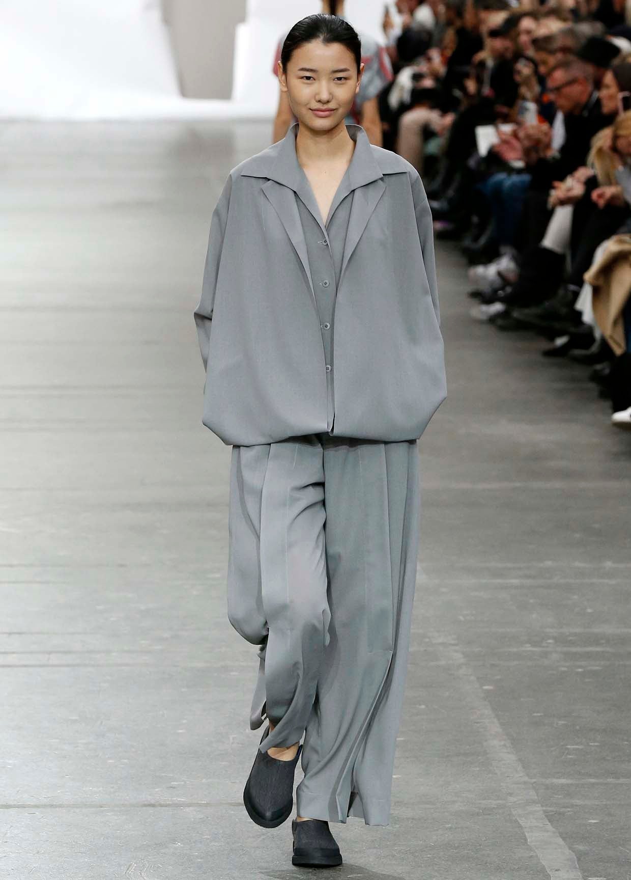 ISSEY MIYAKE AUTUMN WINTER 2020/21 コレクション 15