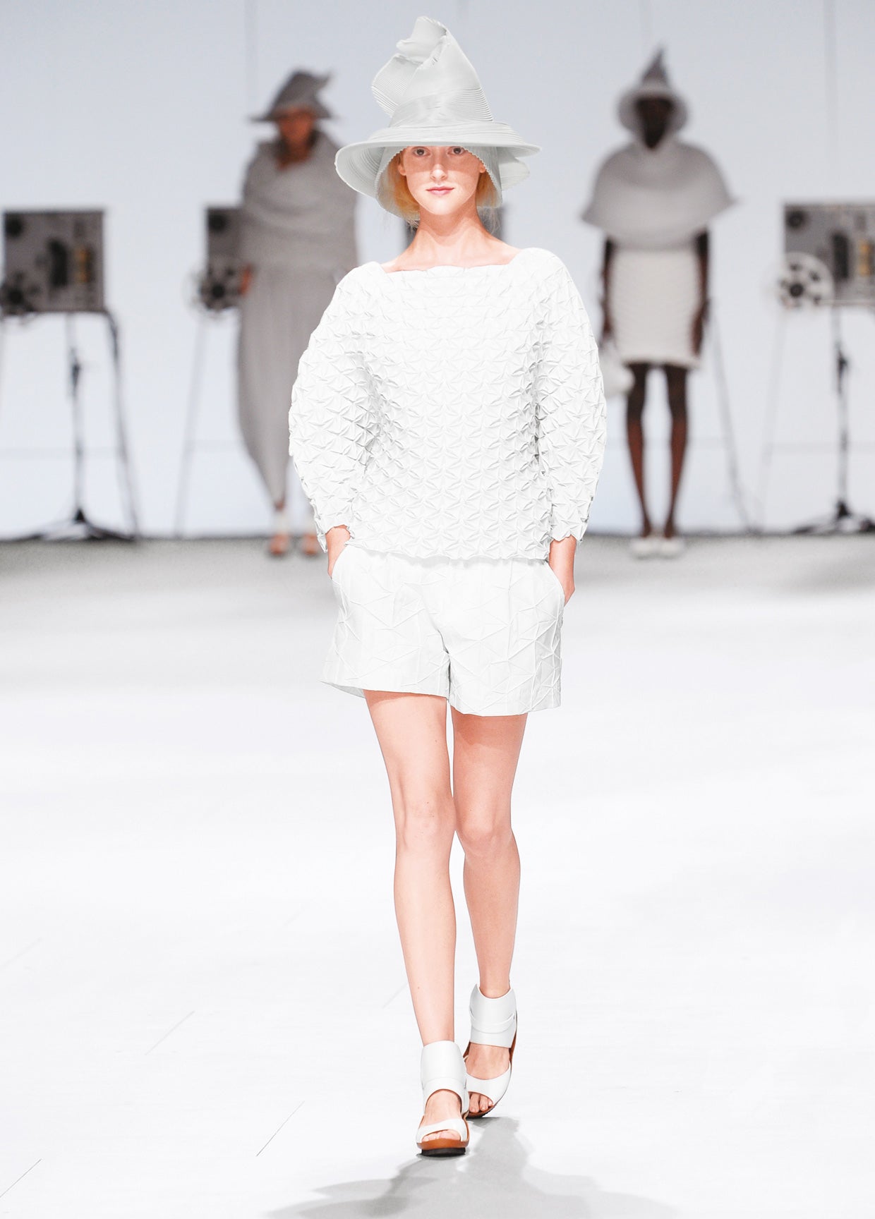 ISSEY MIYAKE SPRING SUMMER 2015 コレクション 02