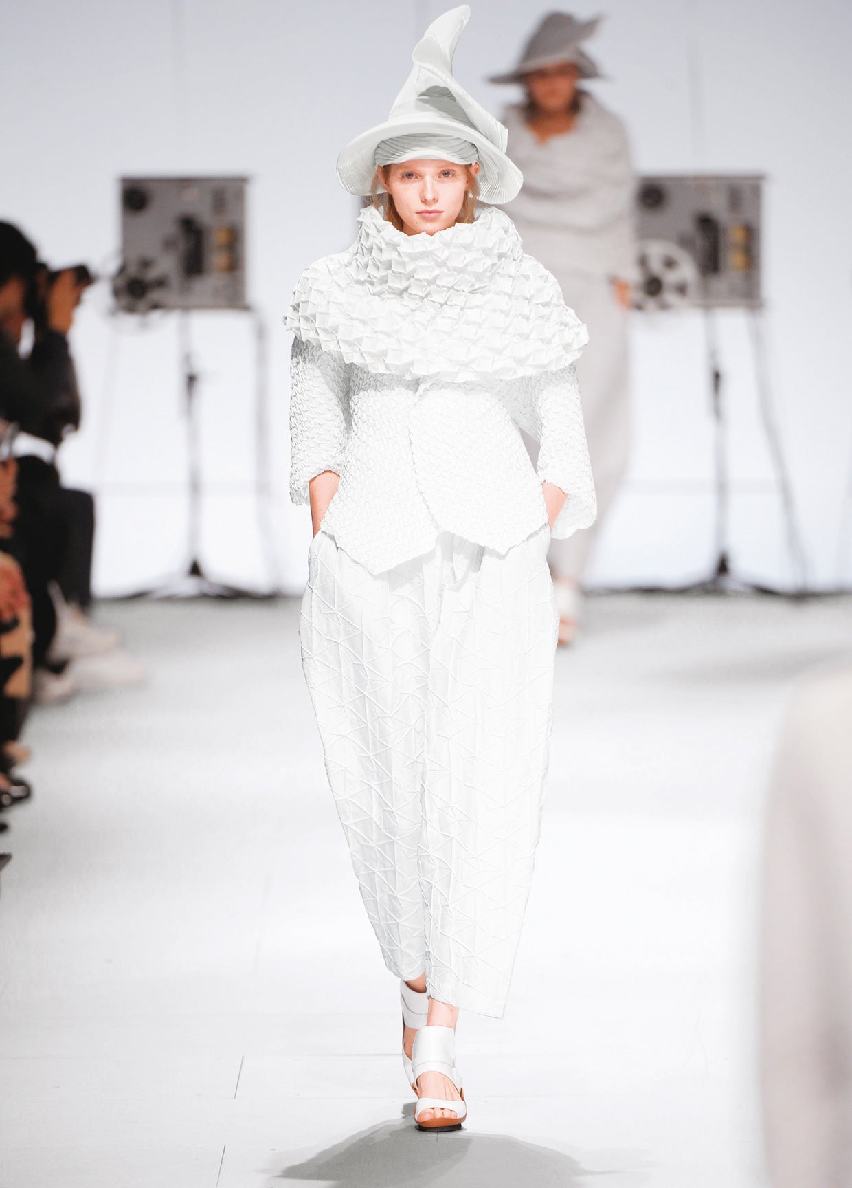 ISSEY MIYAKE SPRING SUMMER 2015 コレクション 03