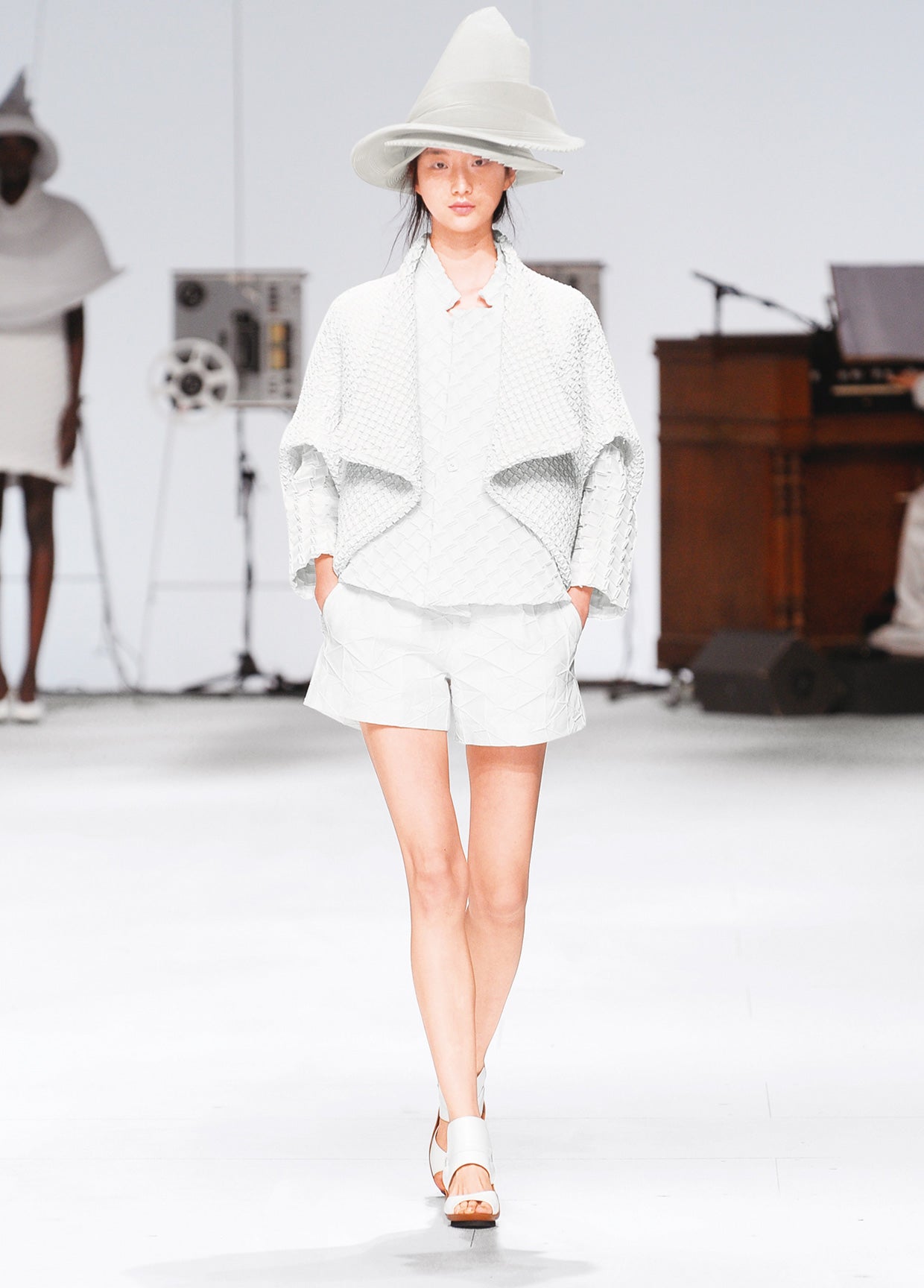 ISSEY MIYAKE SPRING SUMMER 2015 コレクション 04