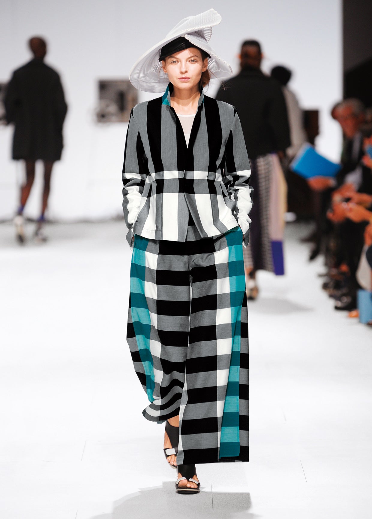 ISSEY MIYAKE SPRING SUMMER 2015 コレクション 35
