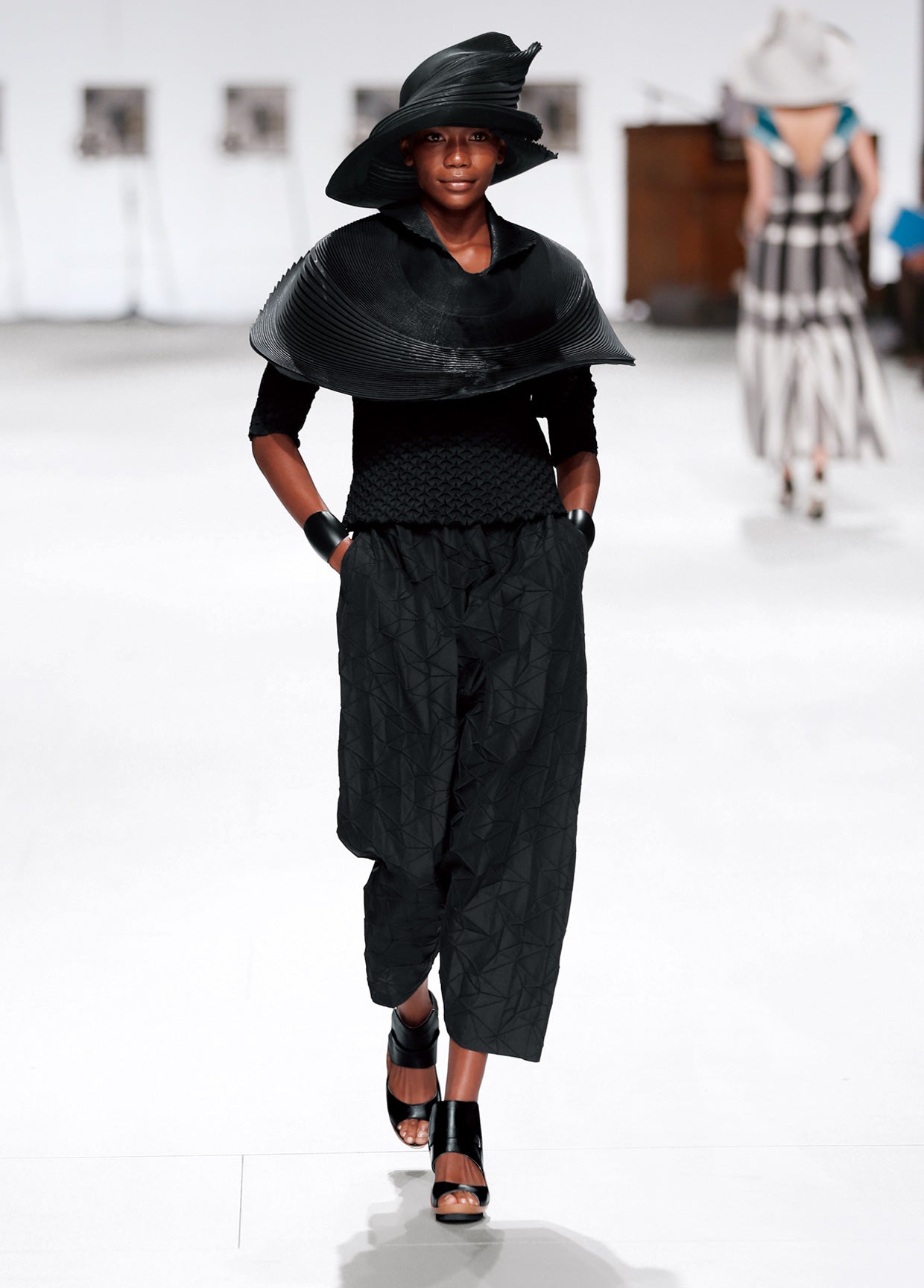 ISSEY MIYAKE SPRING SUMMER 2015 コレクション 37