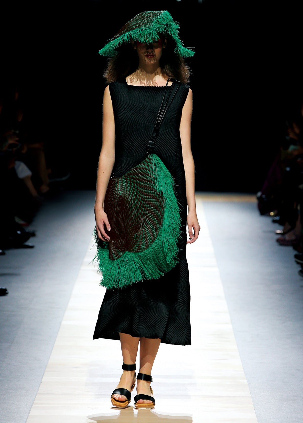 ISSEY MIYAKE SPRING SUMMER 2016 コレクション24