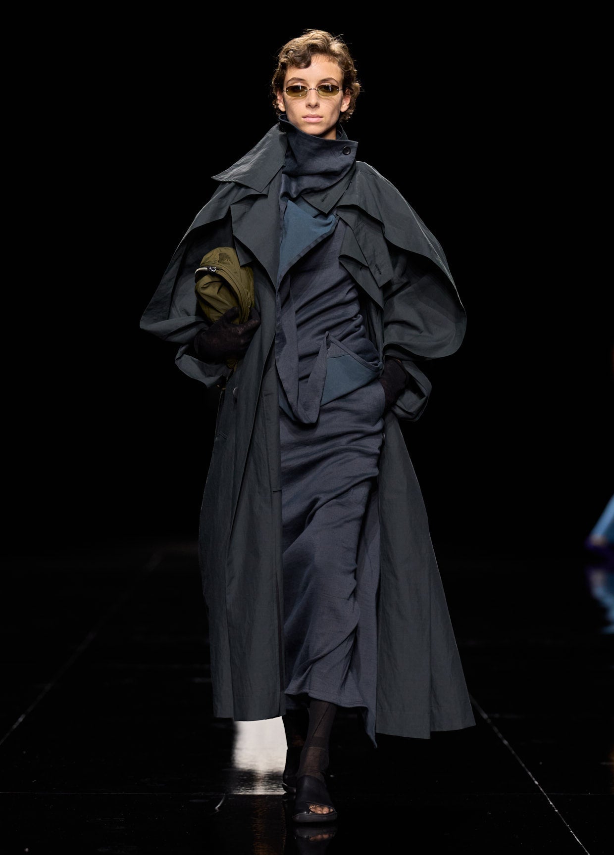 ISSEY MIYAKE SPRING SUMMER 2027 コレクション 13 – isseymiyake.com