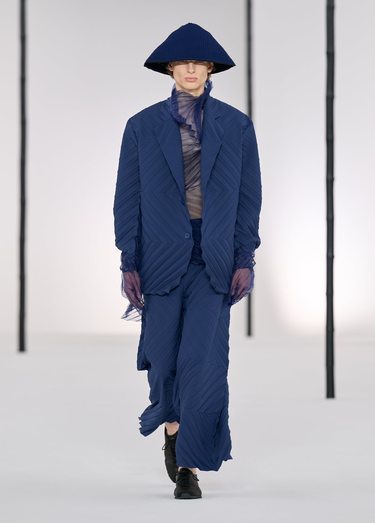 IM MEN SPRING SUMMER 2027 コレクション 32 – isseymiyake.com