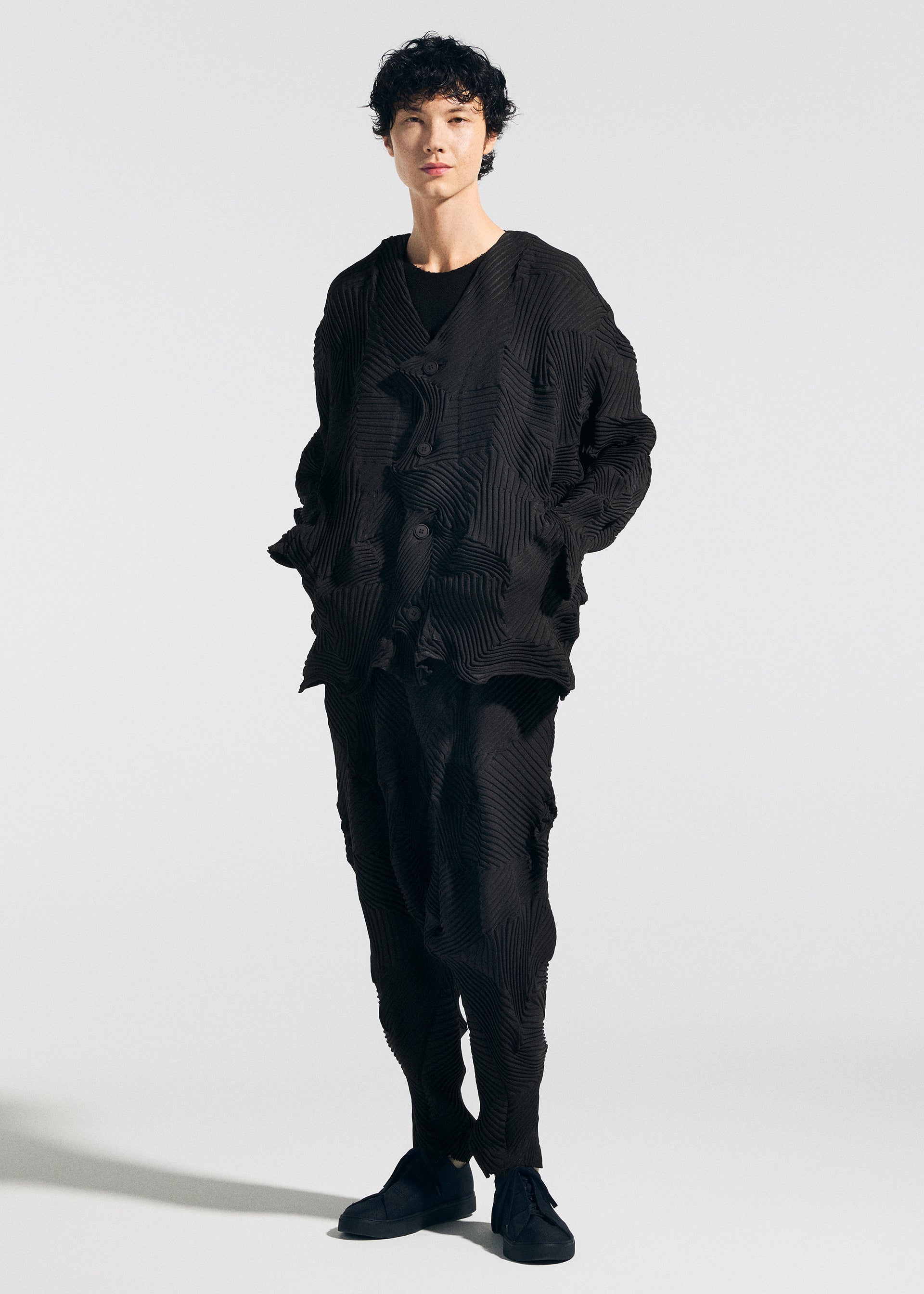me ISSEY MIYAKE トップス　カーディガン　ベロア調　ブラック FINE KNIT PLEATS BLACK – ISSEY MIYAKE ONLINE STORE