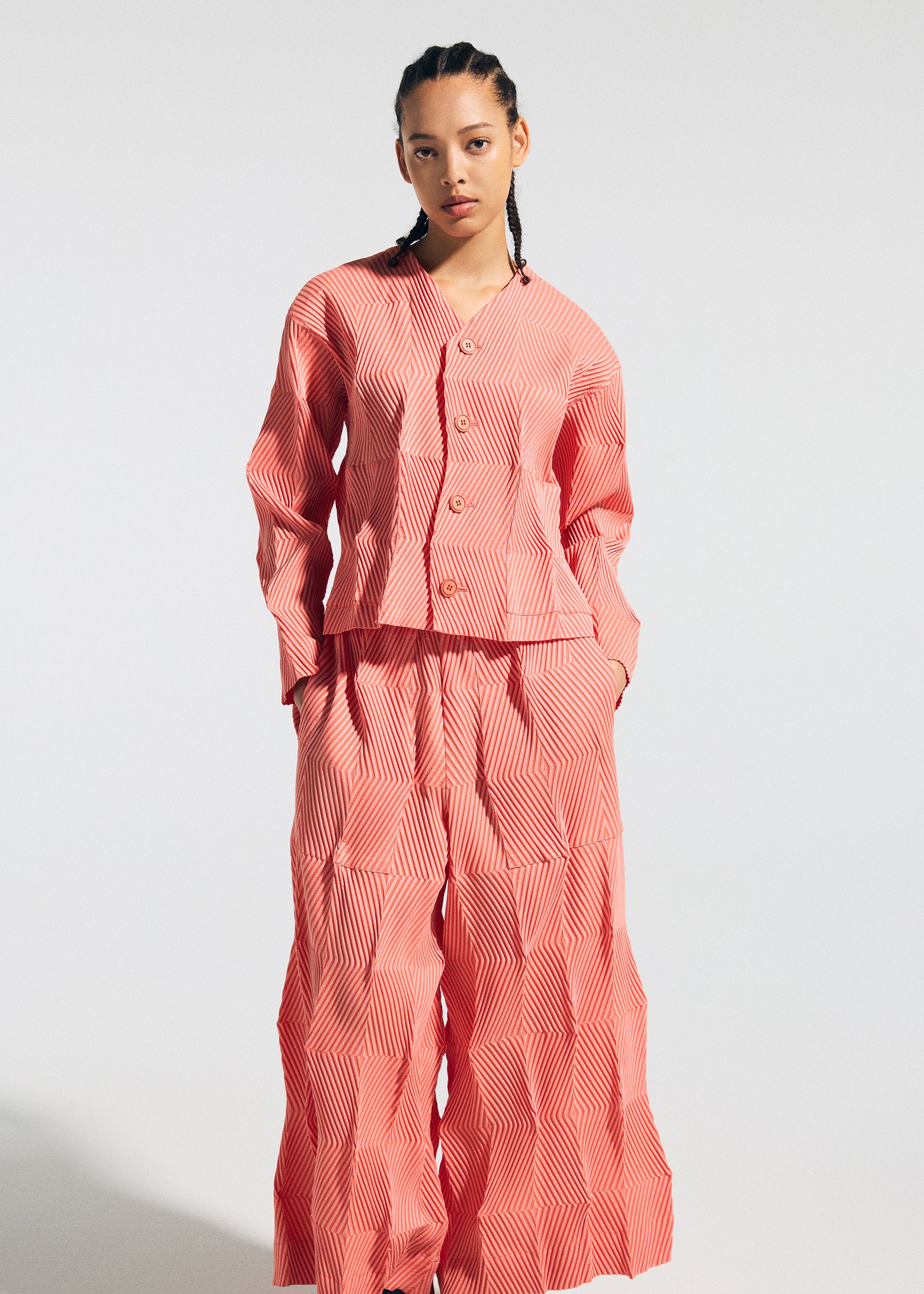 ウィメンズ／トップス – Page 4 – isseymiyake.com
