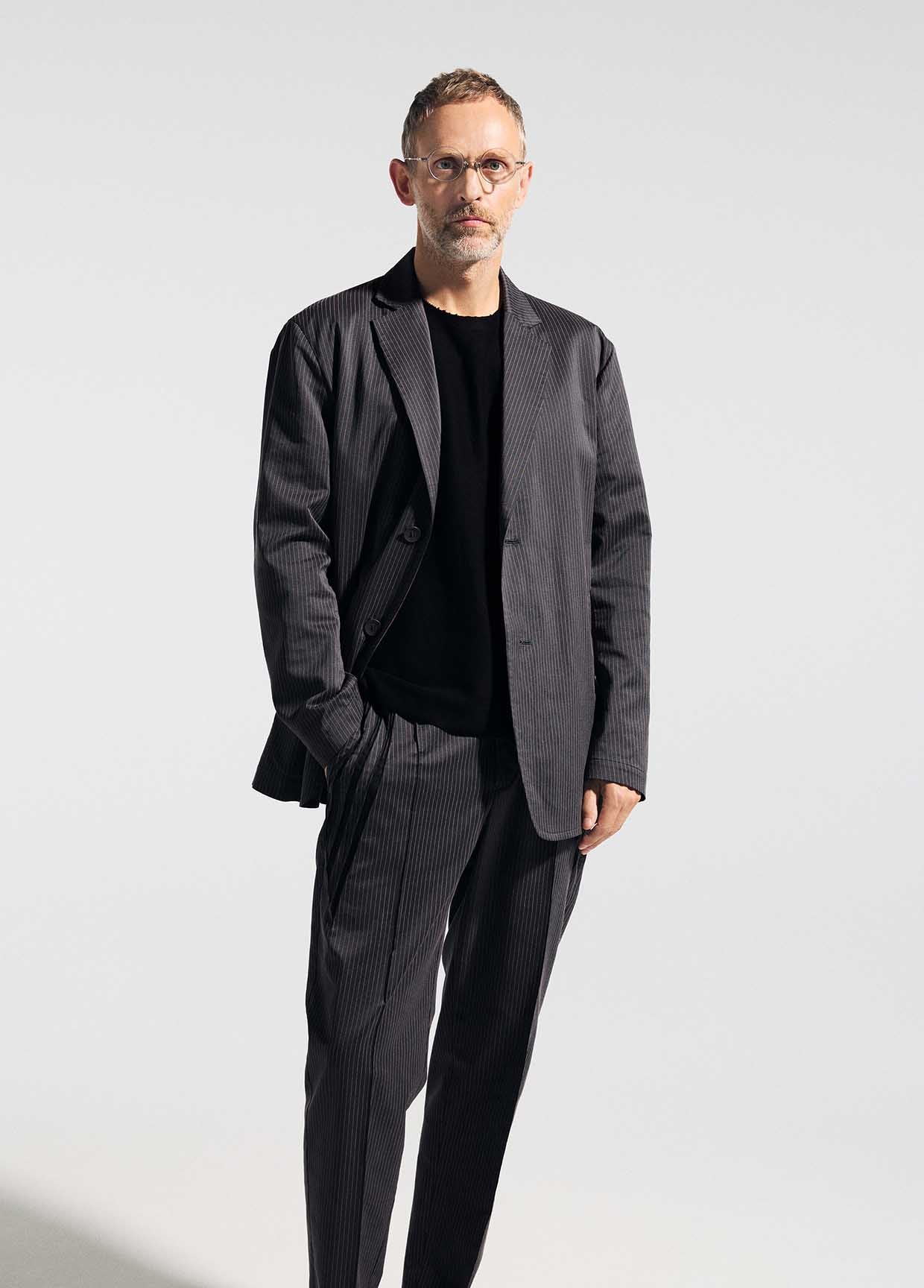 A-POC ABLE コート サイズ1 チャコール A-POC ABLE ISSEY MIYAKE ルック – isseymiyake.com