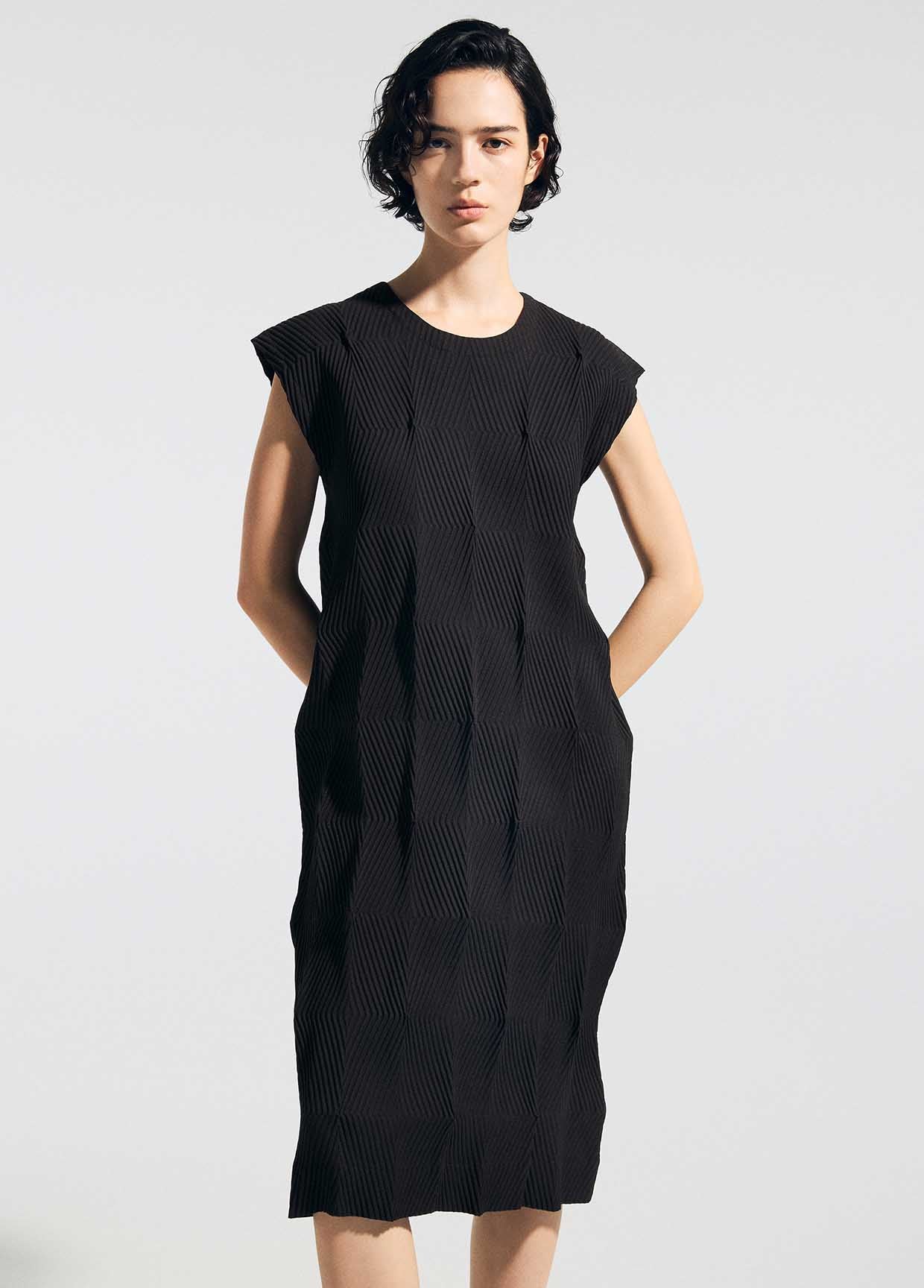 A-POC ABLE ISSEY MIYAKE 黒　ワンピース A-POC ABLE ISSEY MIYAKE LOOK 20 – isseymiyake.com