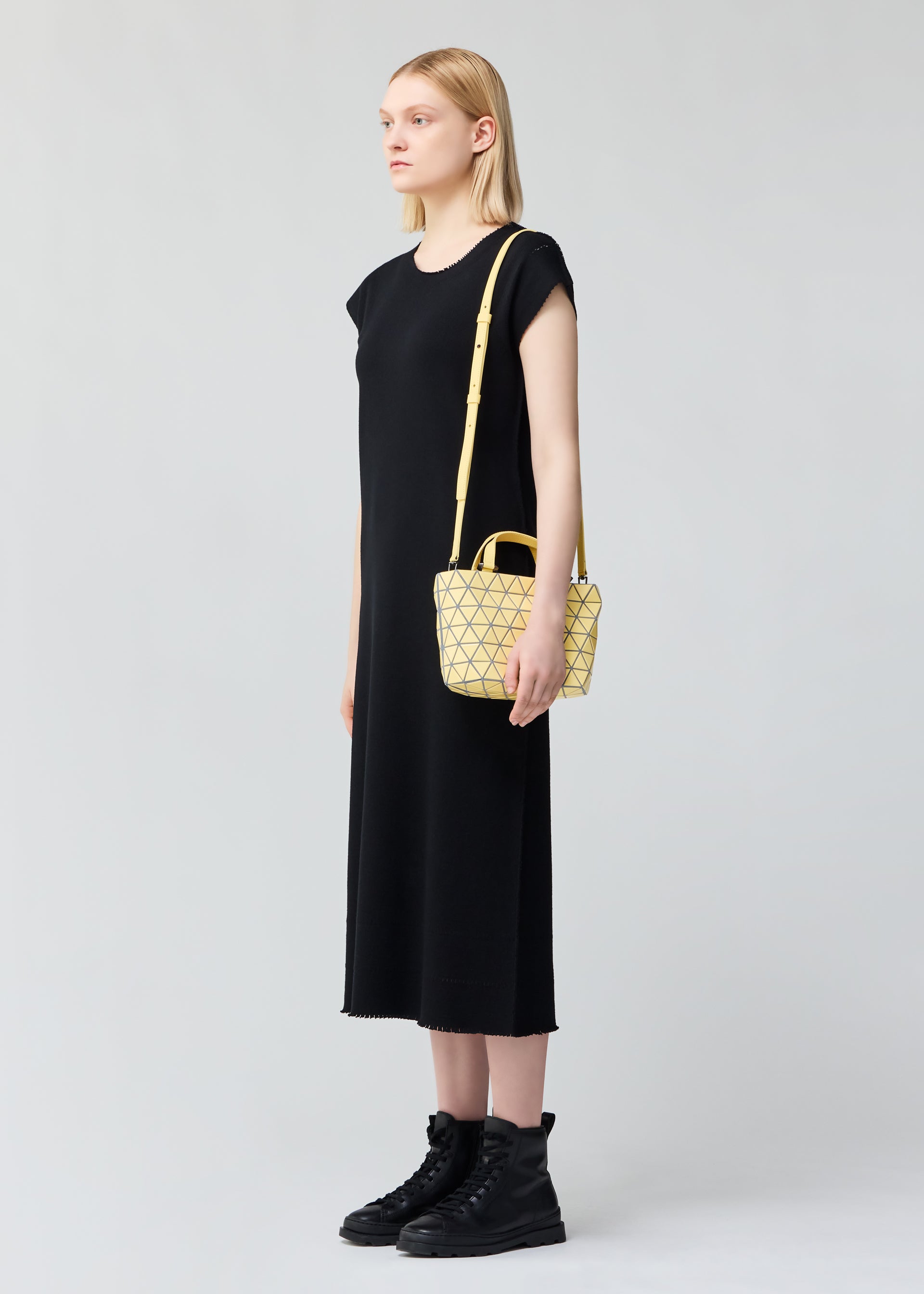 バッグ&財布/ショルダーバッグ – isseymiyake.com バッグ&財布/ショルダーバッグ – isseymiyake.com