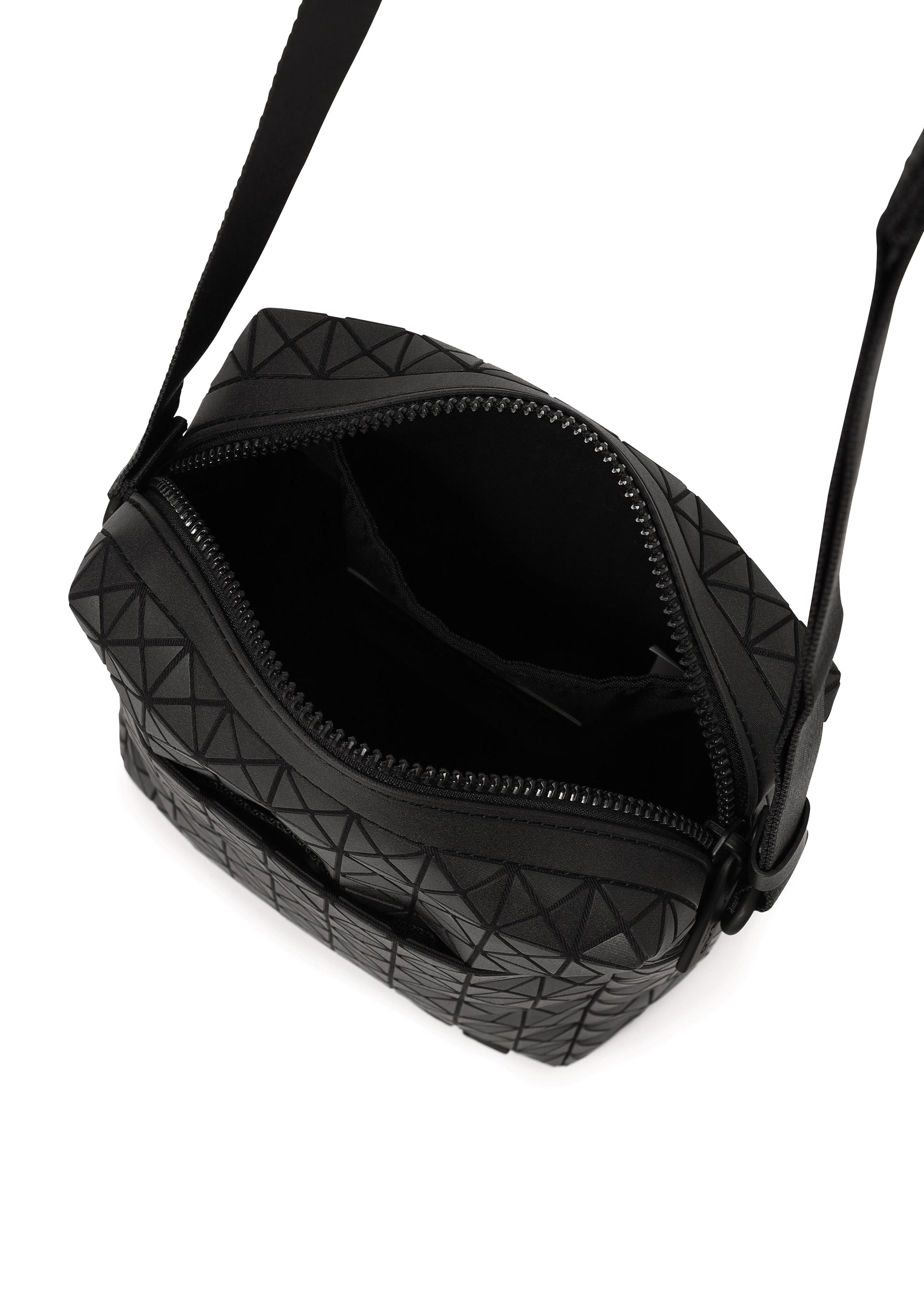 ISSEY MIYAKE ブラック バッグ ISSEY MIYAKE PLEATS PLEASE BLACK SUEDE-FINISH ZIG-ZAG BAG w