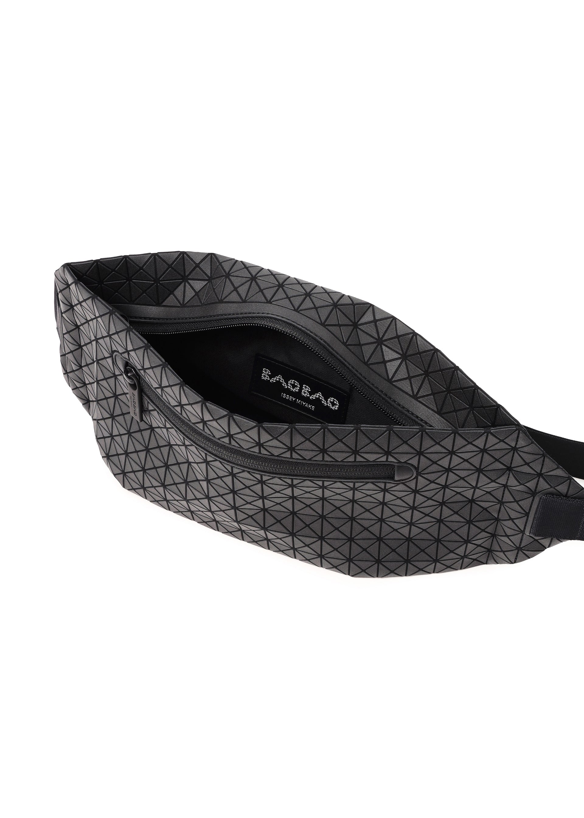 BAOBAO ISSEY MIYAKE TRACK ショルダーバッグ ブラック TRACK HANDBAG – ISSEY MIYAKE ONLINE STORE